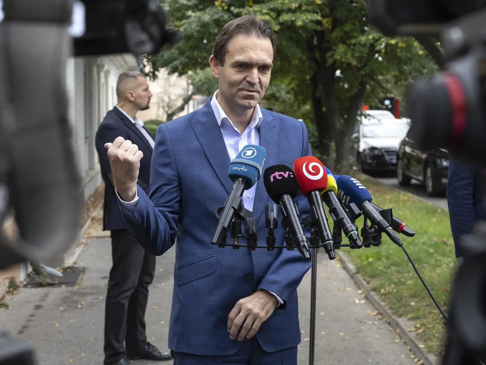 Parlamentné voľby na Slovensku. Mgr. Ľudovít Ódor, predseda úradníckej vlády, ktorú vymenovala prezidentka Zuzana Čaputová v máji 2023 na snímke počas príchodu do volebnej miestnosti v bratislavskej mestskej časti Devínska Nová Ves.