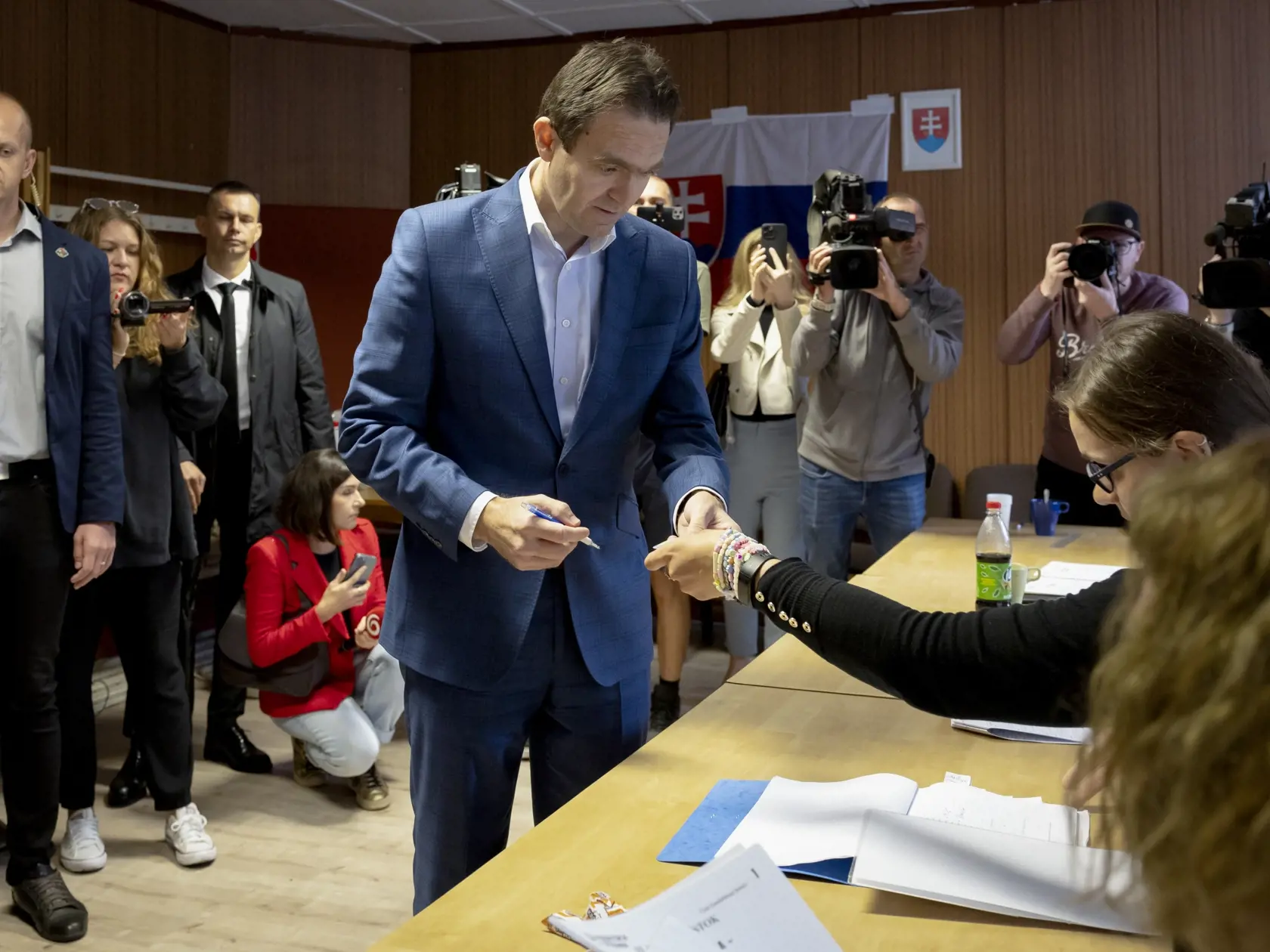 Parlamentné voľby na Slovensku. Mgr. Ľudovít Ódor, predseda úradníckej vlády, ktorú vymenovala prezidentka Zuzana Čaputová v máji 2023 na snímke počas príchodu do volebnej miestnosti v bratislavskej mestskej časti Devínska Nová Ves.
