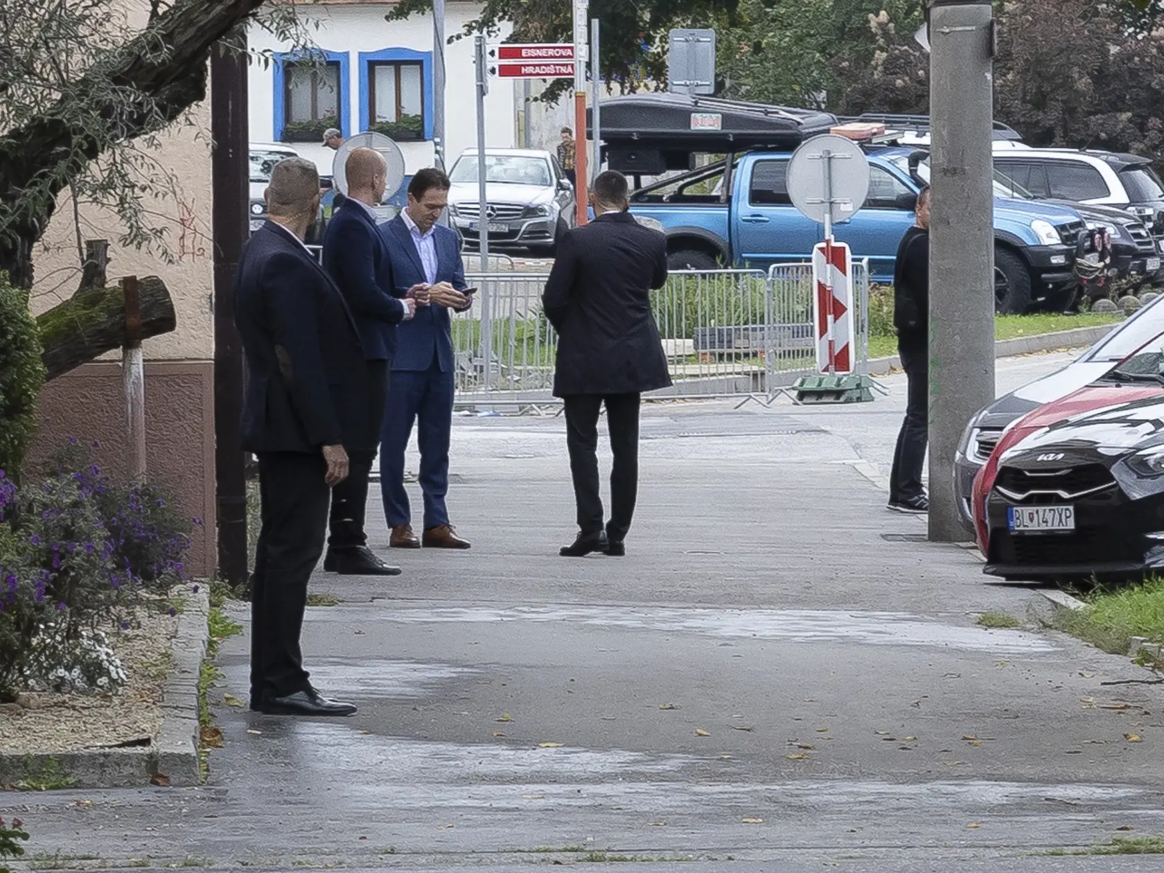 Parlamentné voľby na Slovensku. Mgr. Ľudovít Ódor, predseda úradníckej vlády, ktorú vymenovala prezidentka Zuzana Čaputová v máji 2023 na snímke počas príchodu do volebnej miestnosti v bratislavskej mestskej časti Devínska Nová Ves.