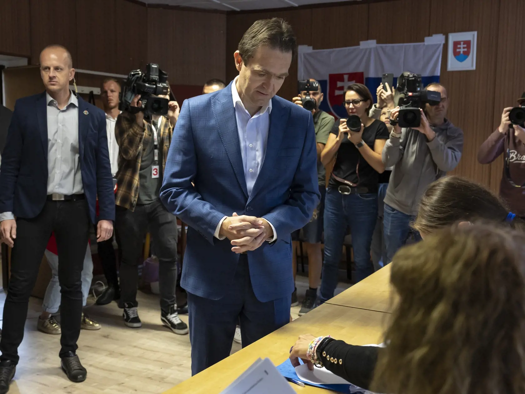 Parlamentné voľby na Slovensku. Mgr. Ľudovít Ódor, predseda úradníckej vlády, ktorú vymenovala prezidentka Zuzana Čaputová v máji 2023 na snímke počas príchodu do volebnej miestnosti v bratislavskej mestskej časti Devínska Nová Ves.