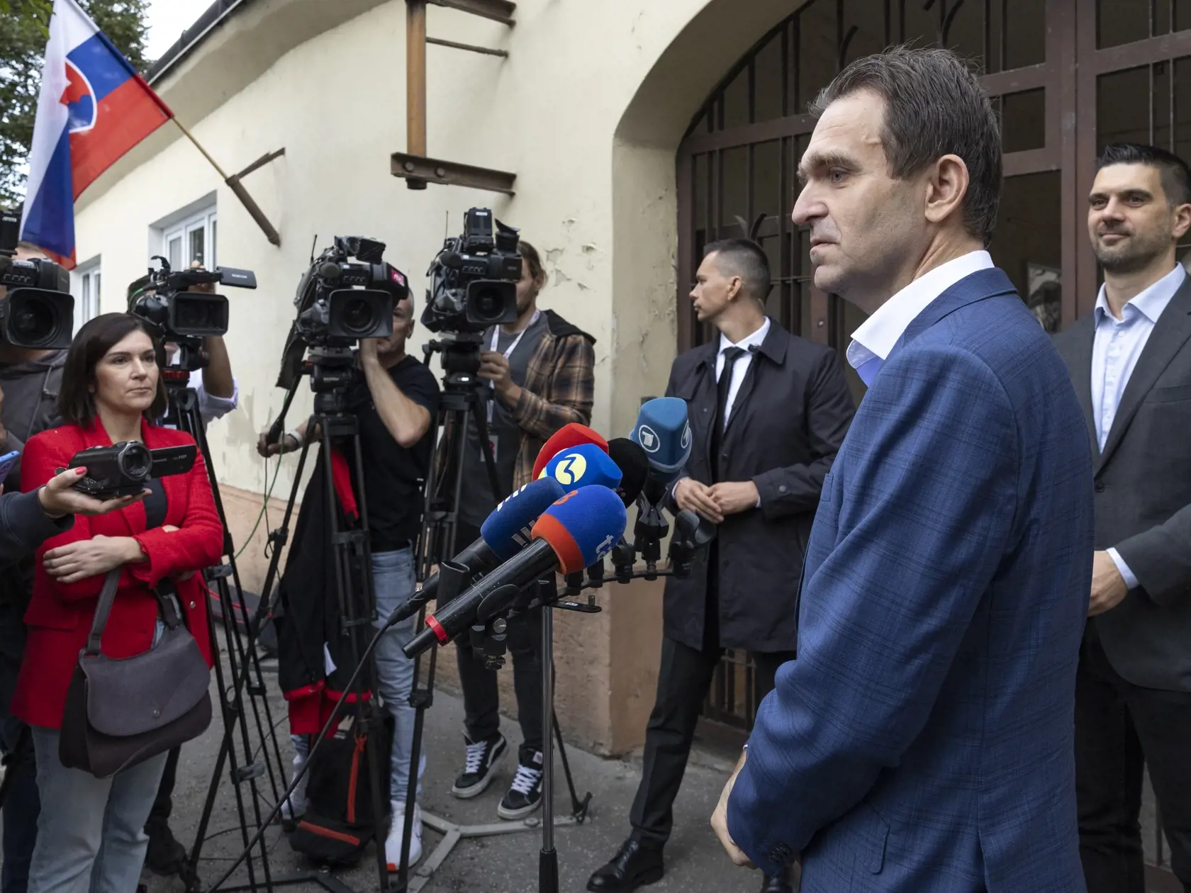 Parlamentné voľby na Slovensku. Mgr. Ľudovít Ódor, predseda úradníckej vlády, ktorú vymenovala prezidentka Zuzana Čaputová v máji 2023 na snímke počas príchodu do volebnej miestnosti v bratislavskej mestskej časti Devínska Nová Ves.