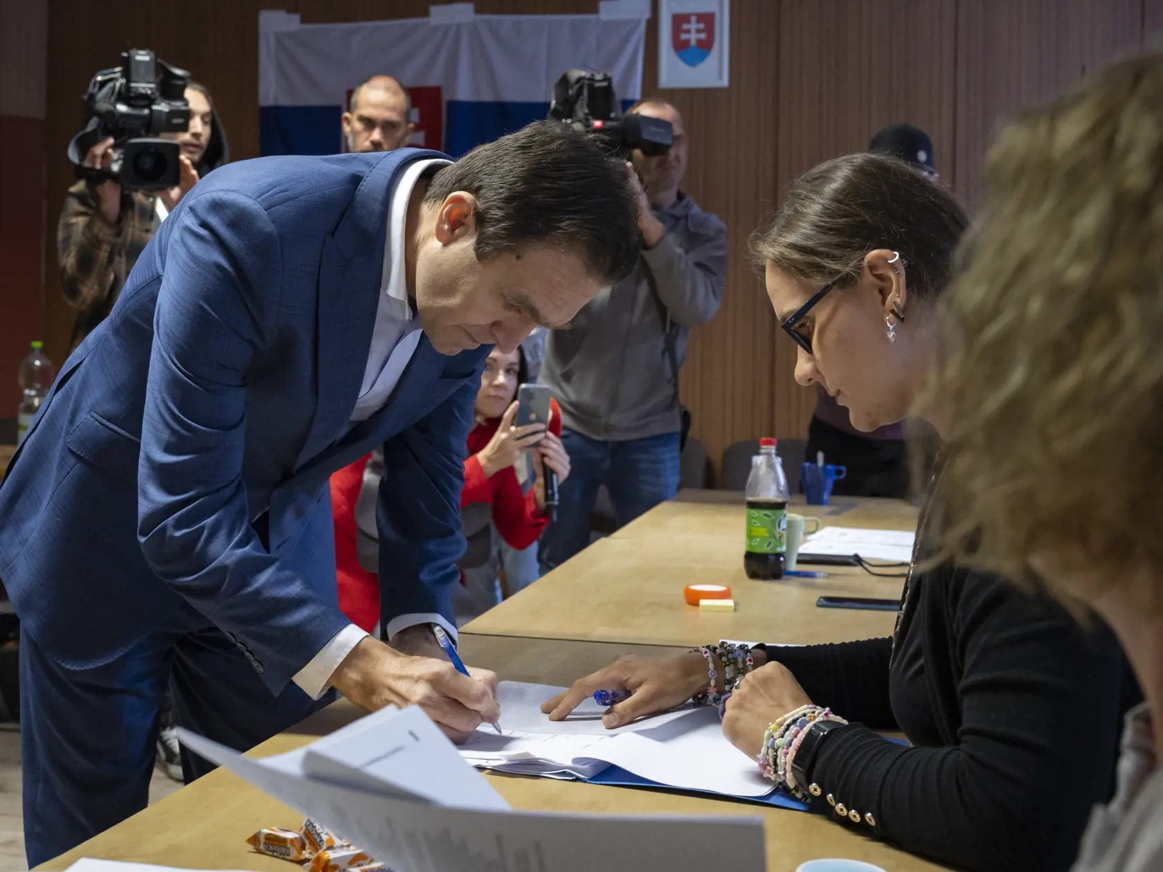 Parlamentné voľby na Slovensku. Mgr. Ľudovít Ódor, predseda úradníckej vlády, ktorú vymenovala prezidentka Zuzana Čaputová v máji 2023 na snímke počas príchodu do volebnej miestnosti v bratislavskej mestskej časti Devínska Nová Ves.