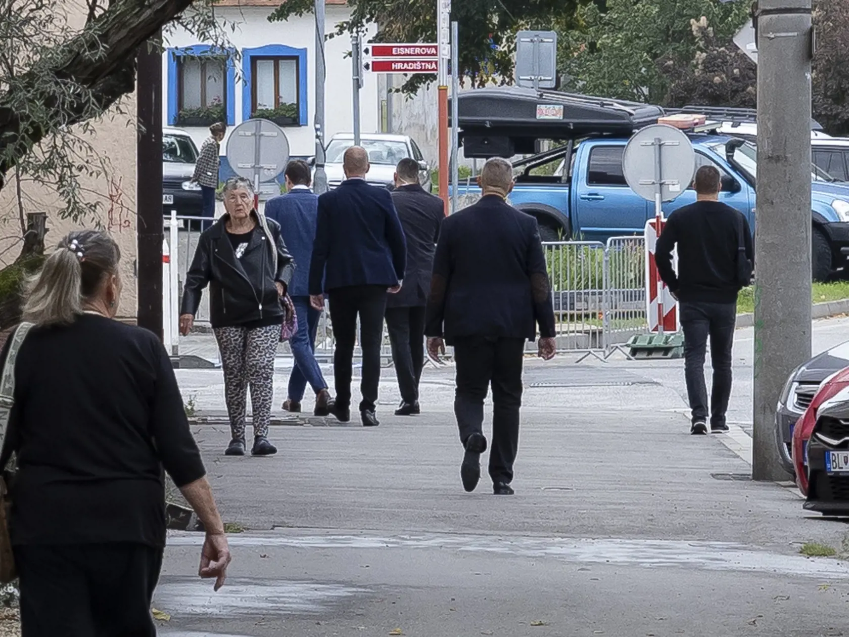 Parlamentné voľby na Slovensku. Mgr. Ľudovít Ódor, predseda úradníckej vlády, ktorú vymenovala prezidentka Zuzana Čaputová v máji 2023 na snímke počas príchodu do volebnej miestnosti v bratislavskej mestskej časti Devínska Nová Ves.