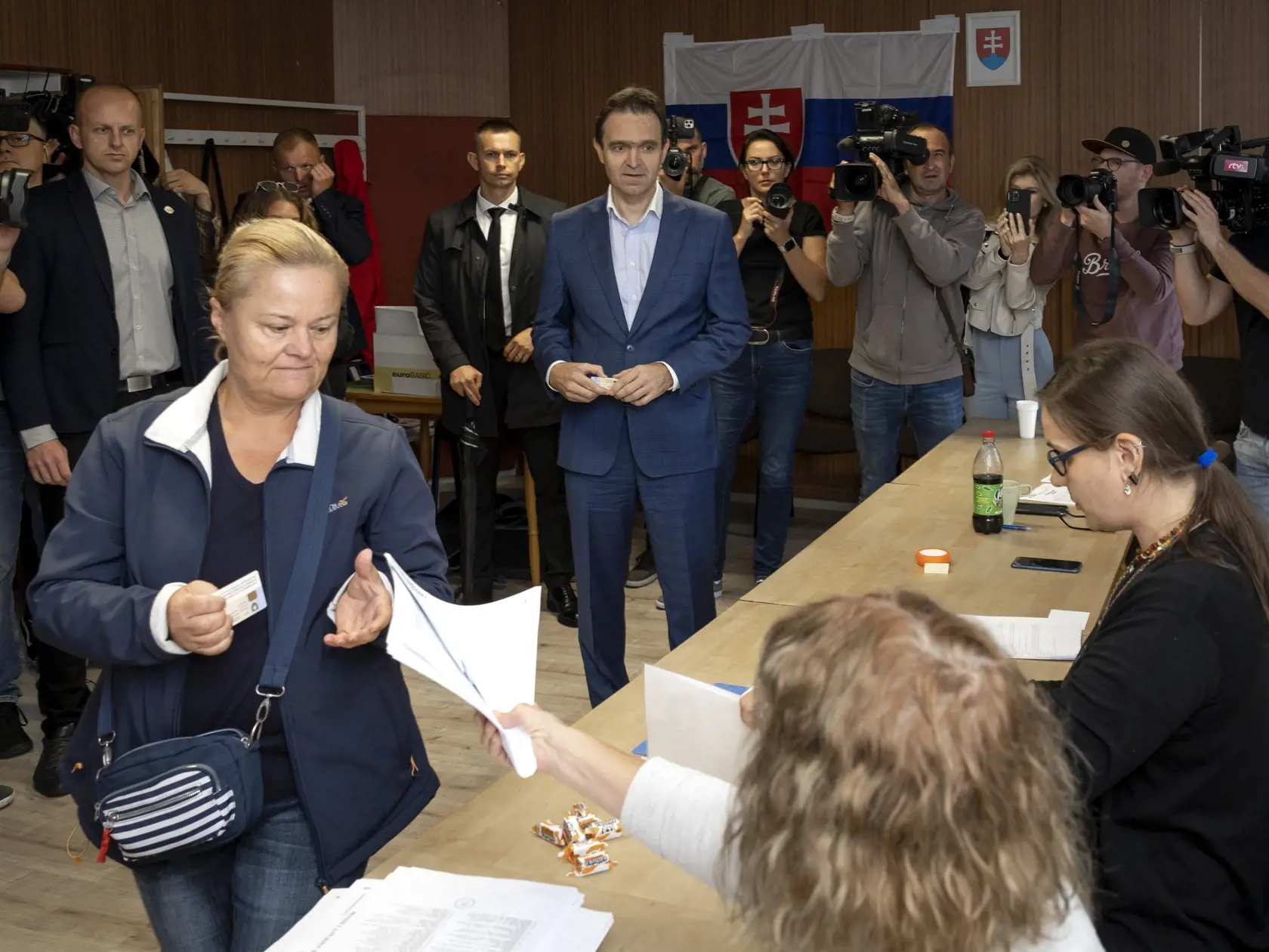 Parlamentné voľby na Slovensku. Mgr. Ľudovít Ódor, predseda úradníckej vlády, ktorú vymenovala prezidentka Zuzana Čaputová v máji 2023 na snímke počas príchodu do volebnej miestnosti v bratislavskej mestskej časti Devínska Nová Ves.