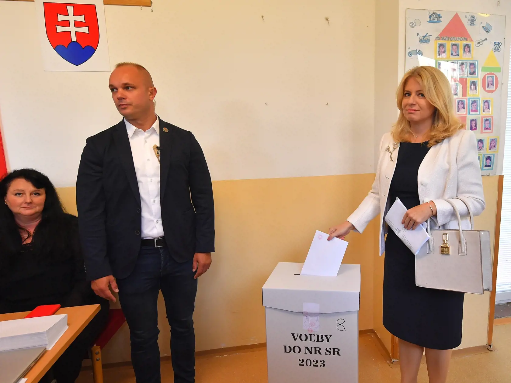 Na Slovensku sa v sobotu o 7.00 h začali v poradí štvrté predčasné a celkovo deviate parlamentné voľby v ére samostatnej SR.  Na snímke prezidentka SR Zuzana Čaputová volí vo volebnej miestnosti v Pezinku počas predčasných parlamentných volieb na Slovensku v sobotu 30. septembra 2023. FOTO TASR - Michal Svítok
