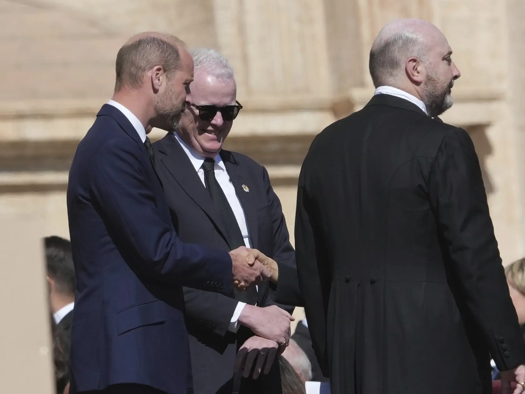 Princ William prišiel na pohreb pápeža Františka bez Kate.