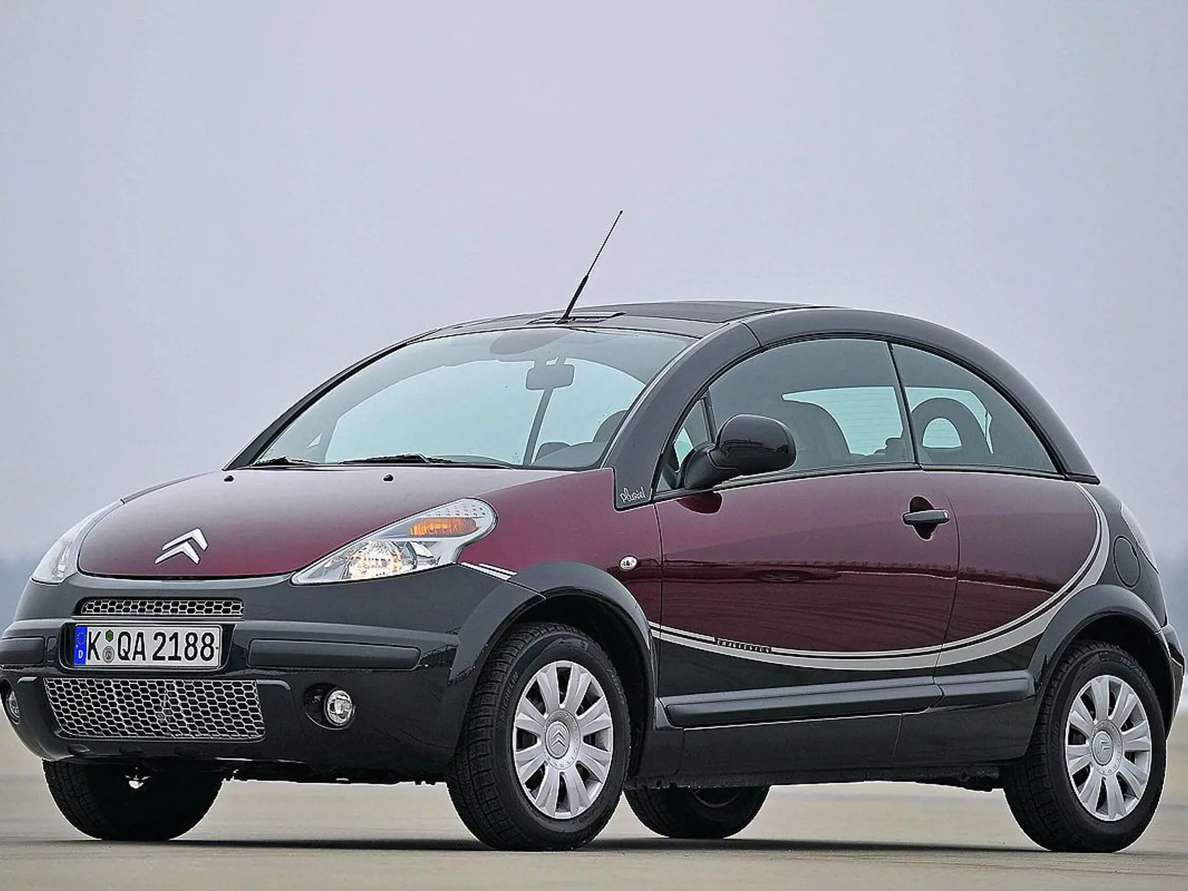 Citroën C3 Pluriel: Všestranné mestské autíčko vyzerá naozaj dobre, ale konštruktéri čosi nedomysleli. Výrobca totiž musel pridať samostatný návod na montáž a demontáž strechy. 