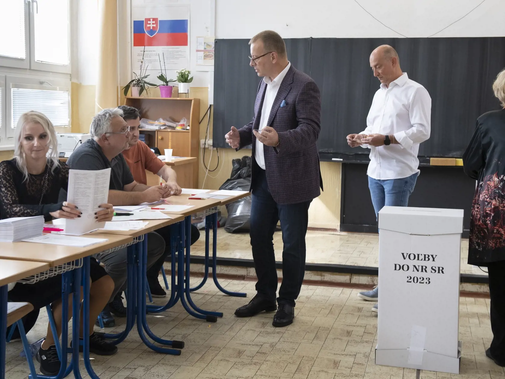 Predseda parlamentu vo volebnej miestnosti.
