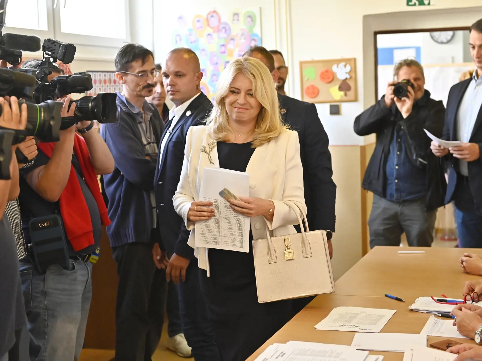 Na Slovensku sa v sobotu o 7.00 h začali v poradí štvrté predčasné a celkovo deviate parlamentné voľby v ére samostatnej SR. Na snímke prezidentka SR Zuzana Čaputová vo volebnej miestnosti v Pezinku počas predčasných parlamentných volieb na Slovensku v sobotu 30. septembra 2023. FOTO TASR - Michal Svítok