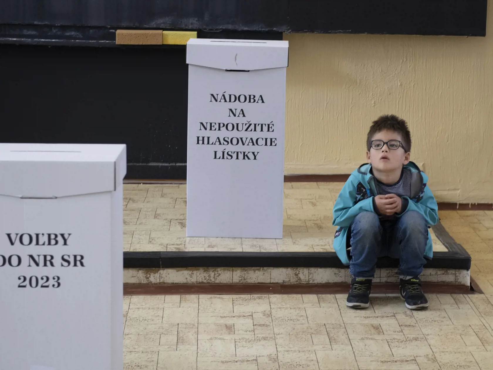 Na Slovensku sa v sobotu o 7.00 h začali v poradí štvrté predčasné a celkovo deviate parlamentné voľby v ére samostatnej SR. Snímka z volebnej miestnosti na Základnej škole Milana Hodžu v Bratislave 30. septembra 2023. FOTO TASR - Pavel Neubauer