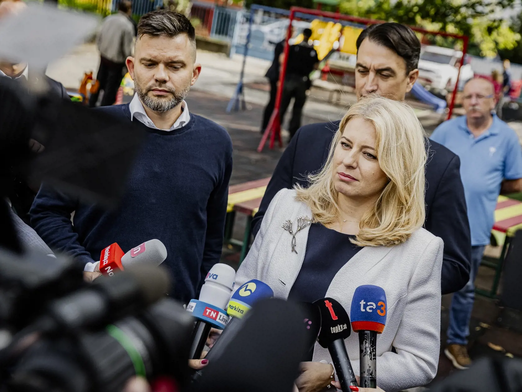 Prezidentka Slovenskej republiky Zuzana Čaputová odovzdala v sprievode svojho partnera Juraja Rizmana hlas v predčasných parlamentných voľbách 2023. Hlasovanie sa posunulo oproti pôvodnému plánu Prezidentky zhruba o hodinu z dôvodu preverovania osoby, ktorá sa nachádzala vo volebnej miestnosti.