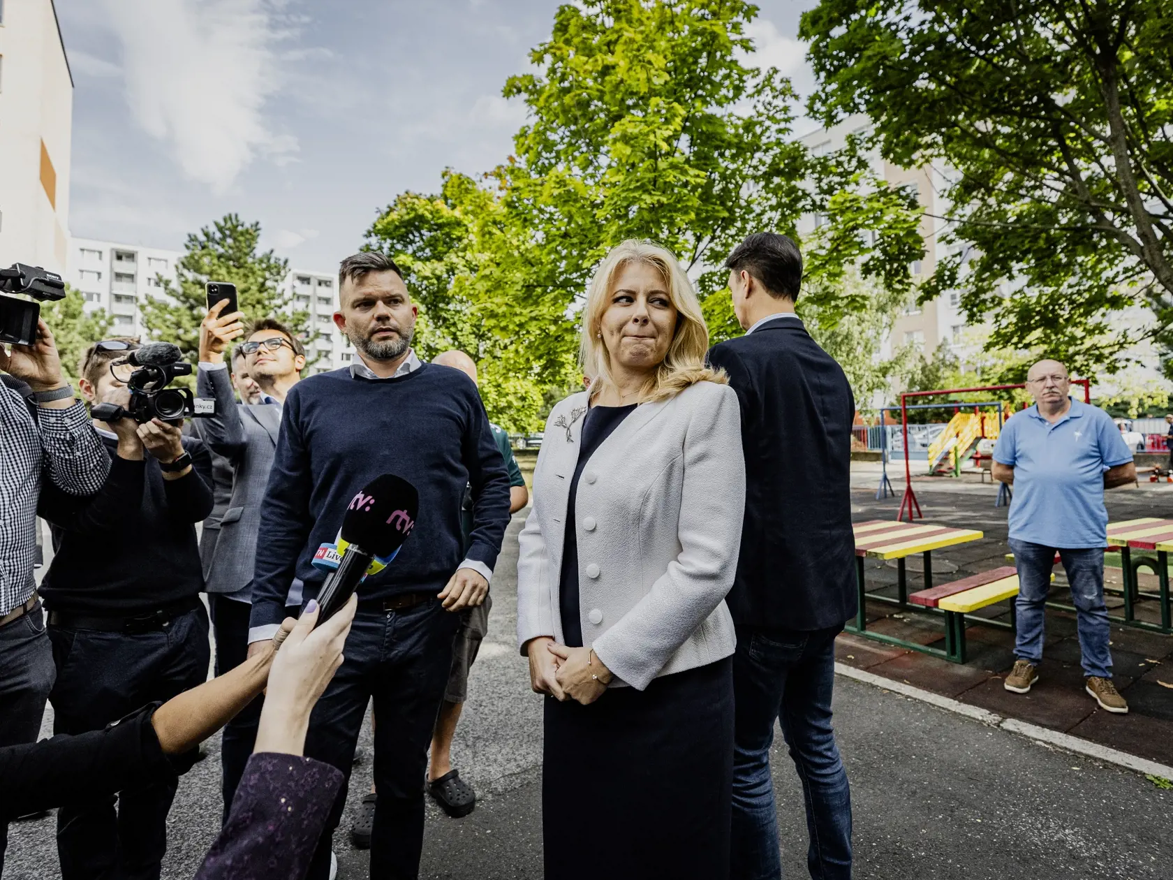 Prezidentka Slovenskej republiky Zuzana Čaputová odovzdala v sprievode svojho partnera Juraja Rizmana hlas v predčasných parlamentných voľbách 2023. Hlasovanie sa posunulo oproti pôvodnému plánu Prezidentky zhruba o hodinu z dôvodu preverovania osoby, ktorá sa nachádzala vo volebnej miestnosti.
