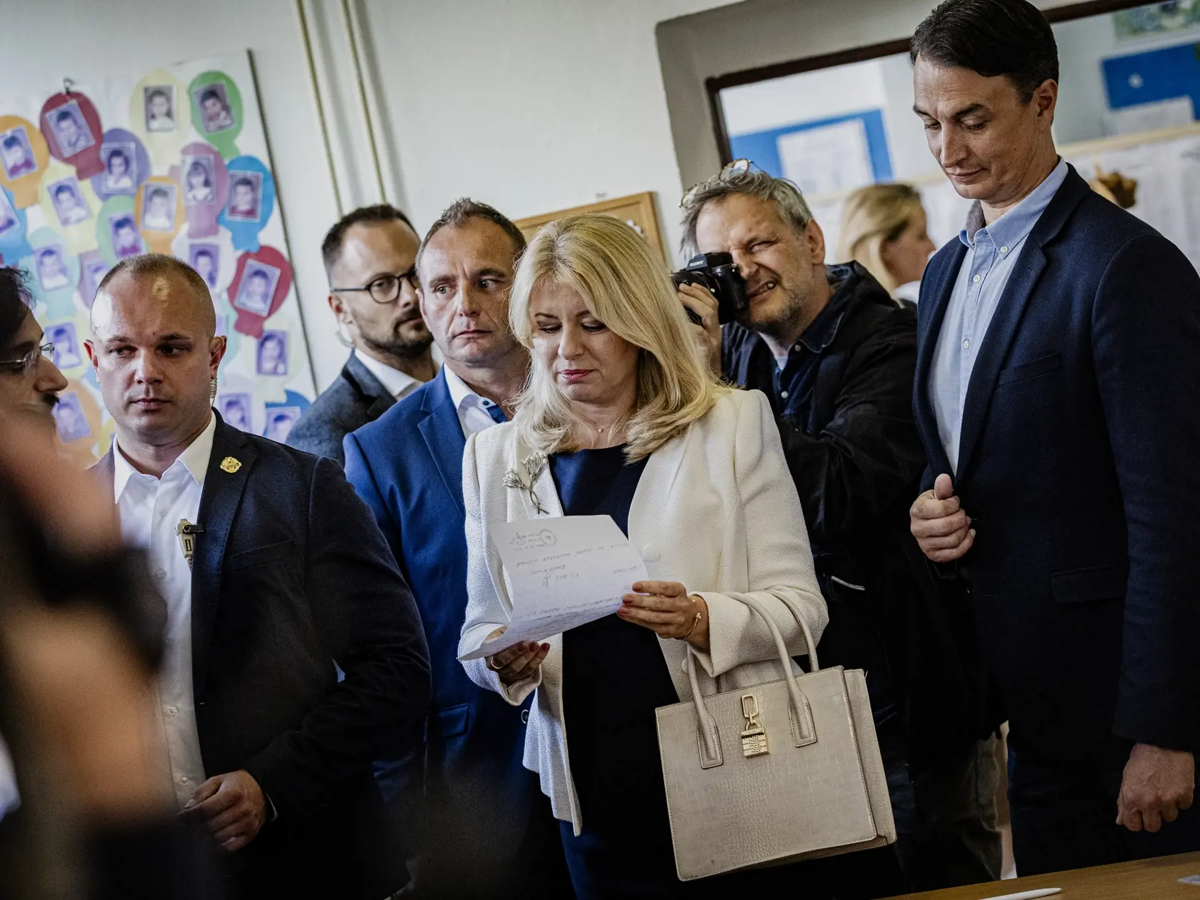 Prezidentka Slovenskej republiky Zuzana Čaputová odovzdala v sprievode svojho partnera Juraja Rizmana hlas v predčasných parlamentných voľbách 2023. Hlasovanie sa posunulo oproti pôvodnému plánu Prezidentky zhruba o hodinu z dôvodu preverovania osoby, ktorá sa nachádzala vo volebnej miestnosti.