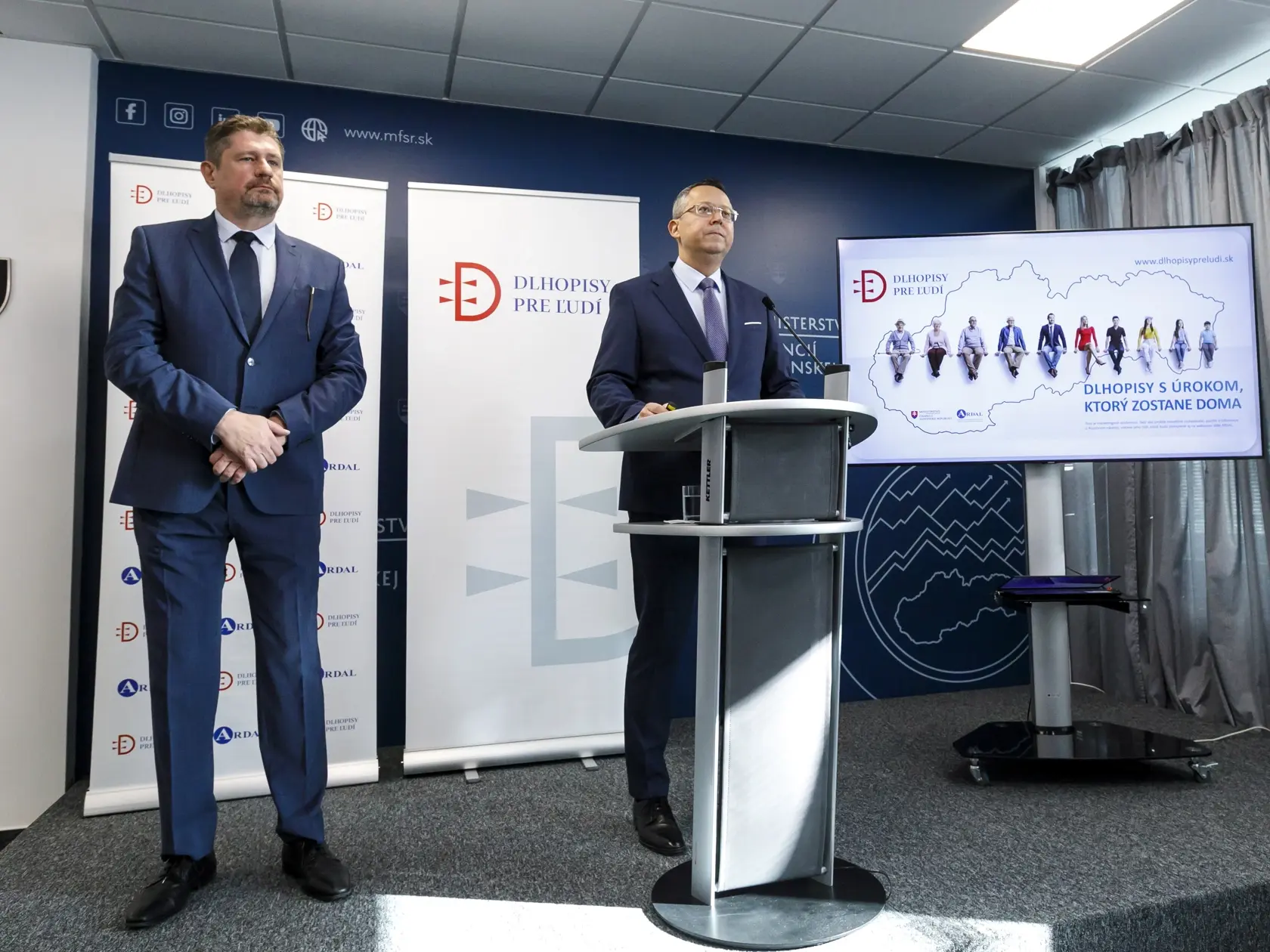 Na snímke sprava minister financií SR Ladislav Kamenický (Smer-SD) a riaditeľ Agentúry pre riadenie dlhu a likvidity Daniel Bytčánek počas tlačovej konferencie na tému dlhopisy pre ľudí sú pripravené. V Bratislave 28. februára 2025. FOTO TASR - Dano Veselský