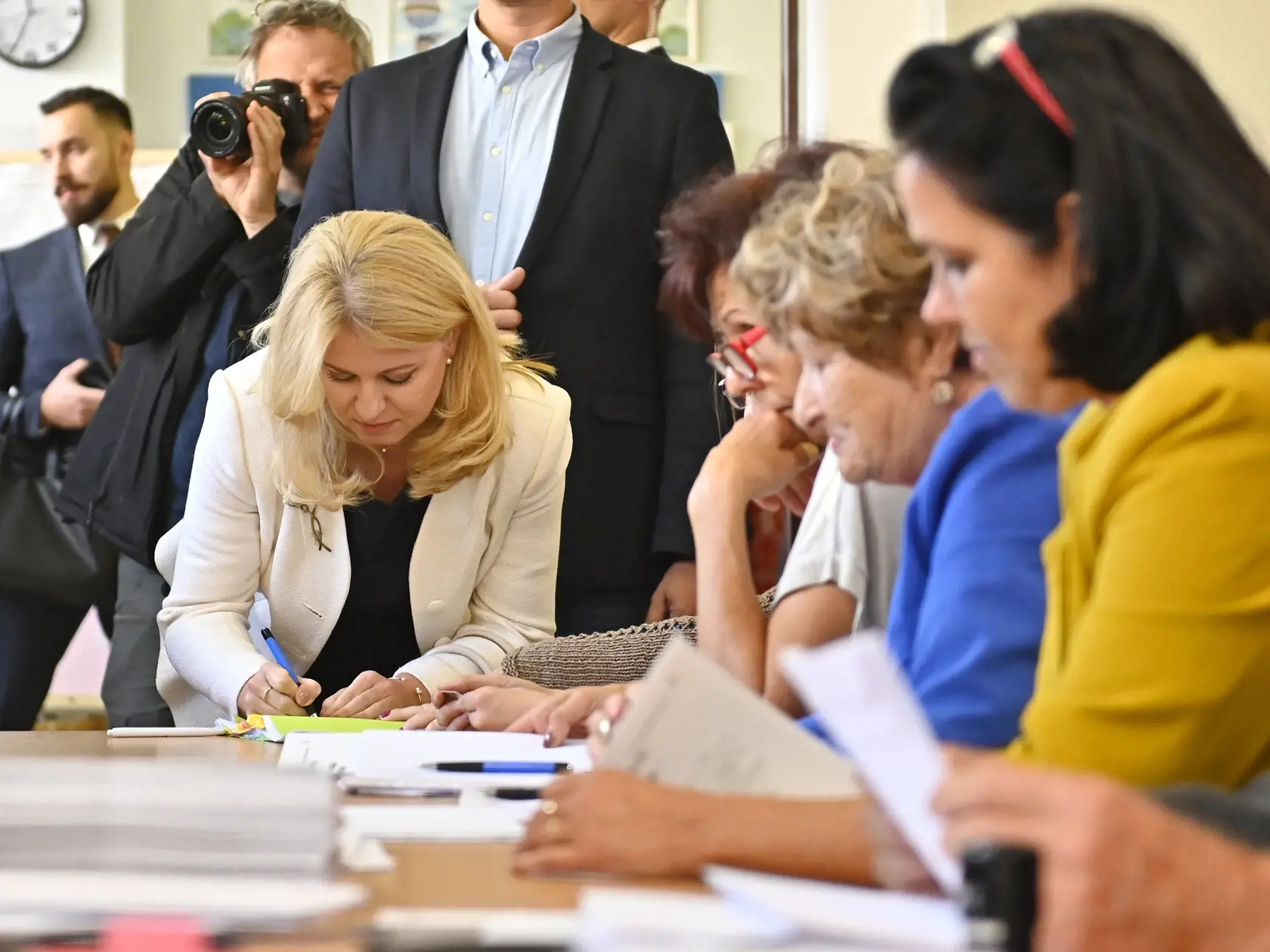 Na Slovensku sa v sobotu o 7.00 h začali v poradí štvrté predčasné a celkovo deviate parlamentné voľby v ére samostatnej SR. Na snímke prezidentka SR Zuzana Čaputová si preberá hlasovacie lístky vo volebnej miestnosti v Pezinku počas predčasných parlamentných volieb na Slovensku v sobotu 30. septembra 2023. FOTO TASR - Michal Svítok