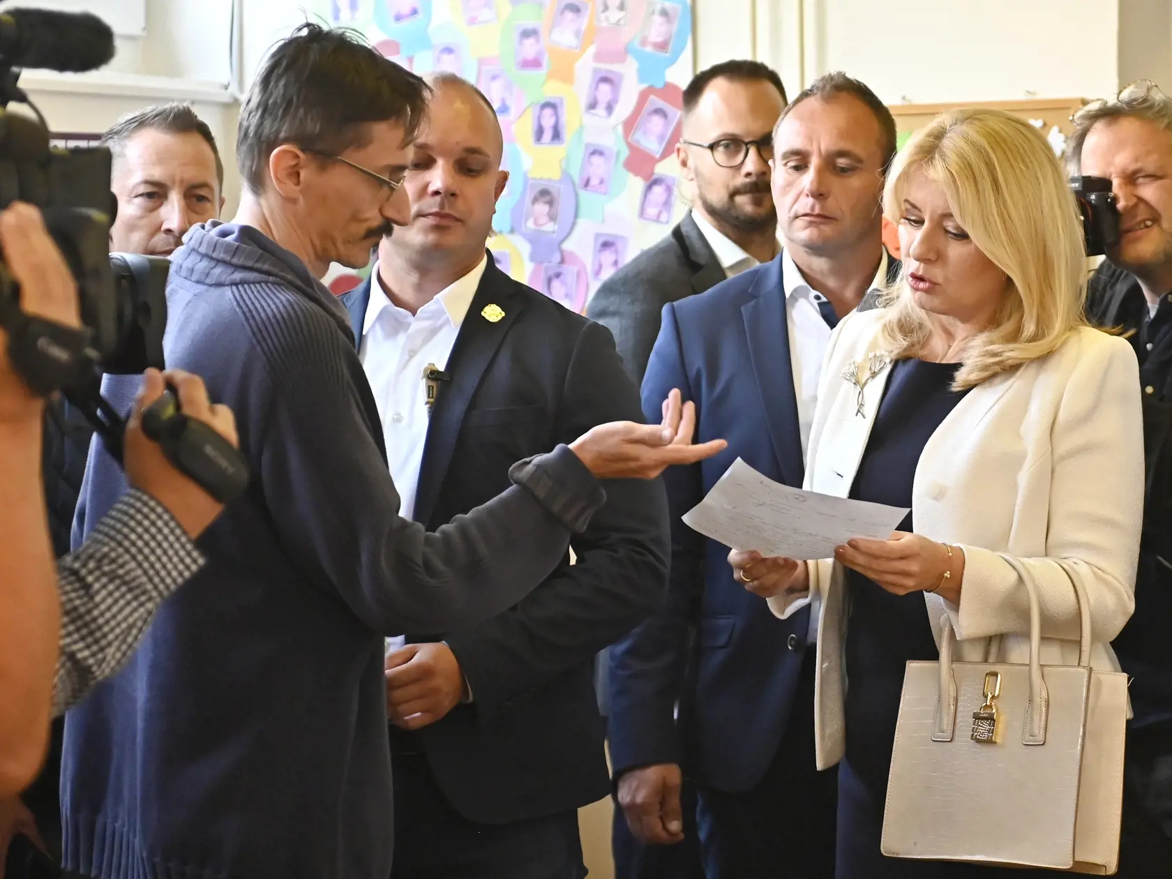 Na Slovensku sa v sobotu o 7.00 h začali v poradí štvrté predčasné a celkovo deviate parlamentné voľby v ére samostatnej SR. Na snímke prezidentka SR Zuzana Čaputová hovorí s mužom vo volebnej miestnosti v Pezinku počas predčasných parlamentných volieb na Slovensku v sobotu 30. septembra 2023. FOTO TASR - Michal Svítok