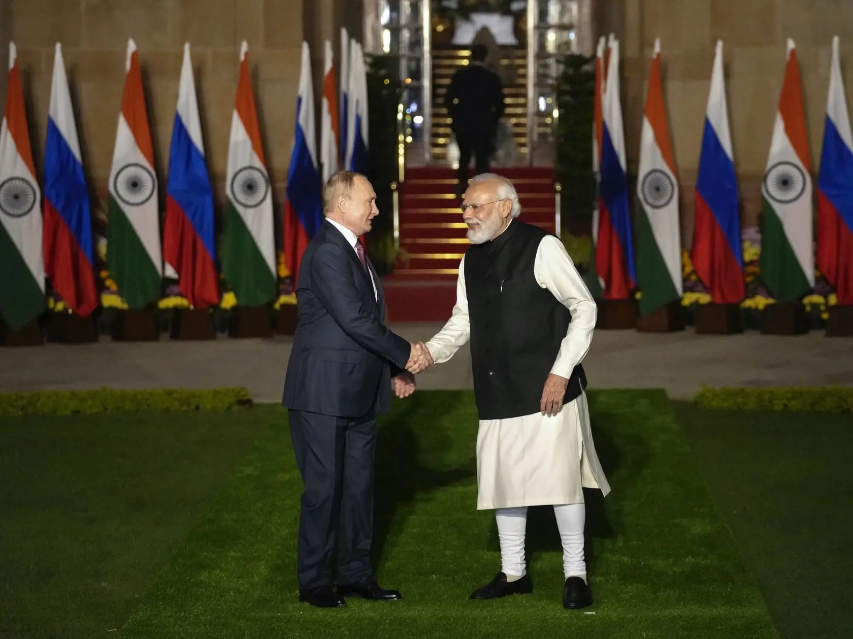 JB 6 Naí Dillí - Ruský prezident Vladimir Putin (vľavo) si podáva ruku s indickým premiérom Naréndrom Módím pred ich stretnutím v Naí Dillí 6. decembra 2021. FOTO TASR/AP 

Russian President Vladimir Putin, left and Indian Prime Minister Narendra Modi greet each other before their meeting in New Delhi, India, Monday, Dec.6, 2021. (AP Photo/Manish Swarup)