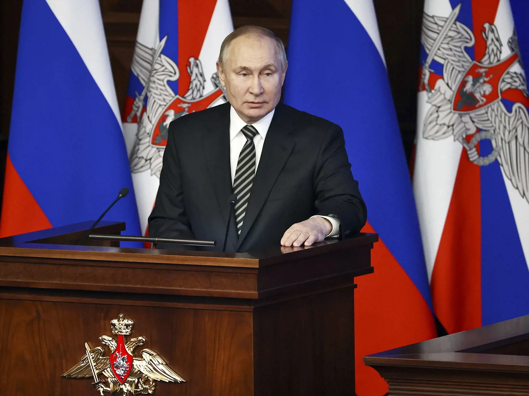 KK1 Moskva - Ruský prezident Vladimir Putin hovorí v príhovore na zasadnutí kolégia ruského ministerstva obrany 21. decembra 2021 v Moskve. Ruský prezident Vladimir Putin označil rozširovanie NATO na východ za "dôsledok eufórie a mylných predstáv po skončení studenej vojny". FOTO TASR/AP
Russian President Vladimir Putin addresses an extended meeting of the Russian Defense Ministry Board at the National Defense Control Center in Moscow, Russia, Tuesday, Dec. 21, 2021. (Mikhail Tereshchenko, Sputn