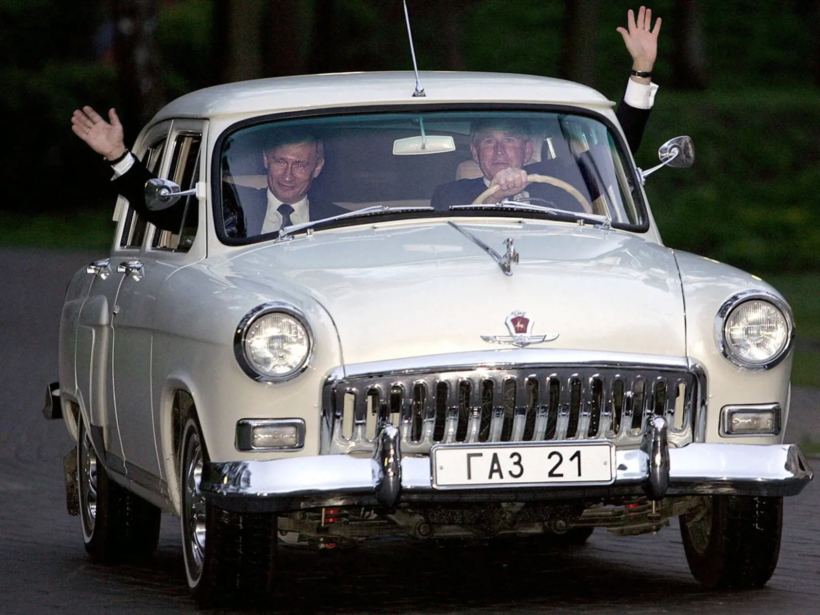 Ruský prezident Vladimir Putin s americkým náprotivkom Georgeom Bushom