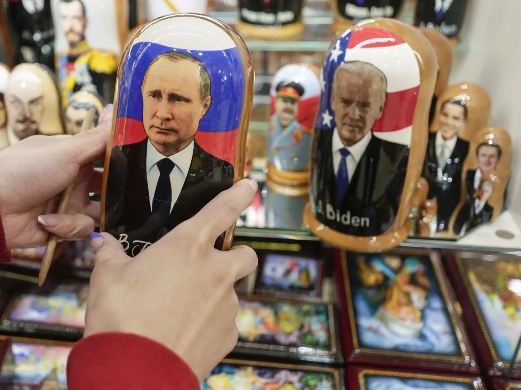 JB 41 Moskva - Zákazník drží v rukách tradičnú ruskú drevenú bábiku matriošku s portrétom ruského prezidenta Vladimira Putina a ďalšia vpravo je s portrétom amerického prezidenta Joea Bidena v obchode so suvenírmi v Moskve 6. decembra 2021. Online stretnutie ruského prezidenta Vladimira Putina a amerického prezidenta Joea Bidena je stanovené na utorok 7. decembra, stretnutie už potvrdili obe strany. V nedeľu o tom informovala tlačová agentúra DPA. Online summit sa bude konať v období zvýšeného n