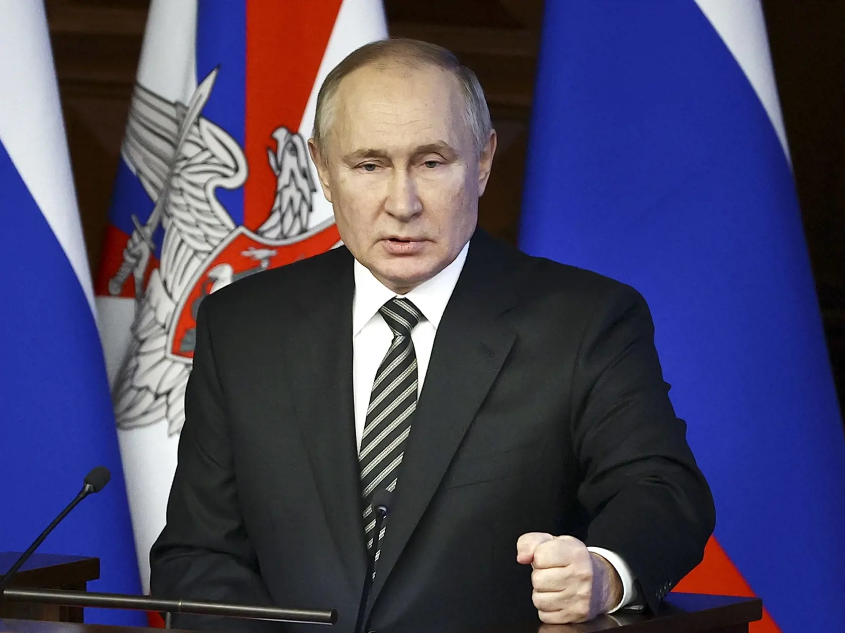 KK2 Moskva - Ruský prezident Vladimir Putin hovorí v príhovore na zasadnutí kolégia ruského ministerstva obrany 21. decembra 2021 v Moskve. Ruský prezident Vladimir Putin označil rozširovanie NATO na východ za "dôsledok eufórie a mylných predstáv po skončení studenej vojny". FOTO TASR/AP
Russian President Vladimir Putin addresses an extended meeting of the Russian Defense Ministry Board at the National Defense Control Center in Moscow, Russia, Tuesday, Dec. 21, 2021. (Mikhail Tereshchenko, Sputn