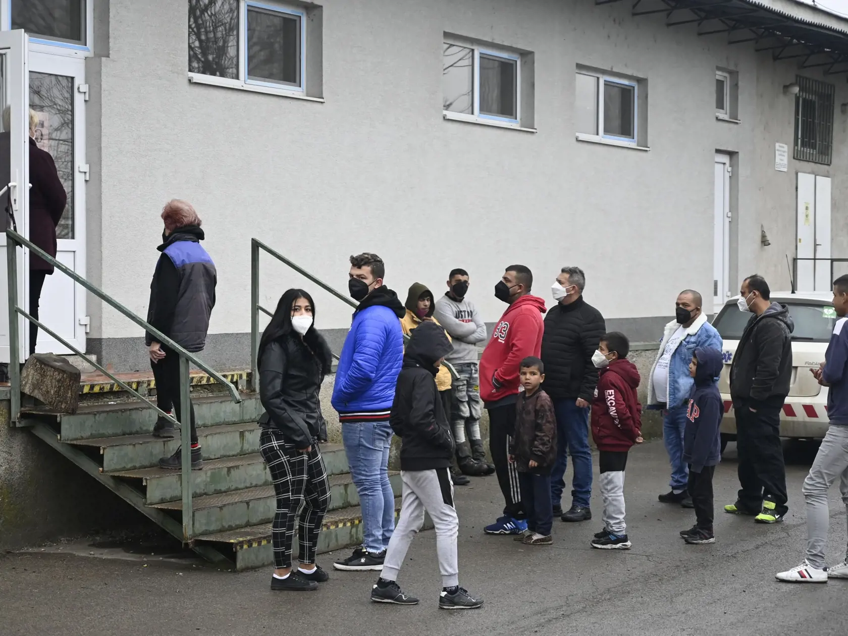 Na snímke testovanie PCR testami na prítomnosť ochorenia COVID-19 v rómskej osade v Trebišove 26. novembra 2021. FOTO TASR - Roman Hanc