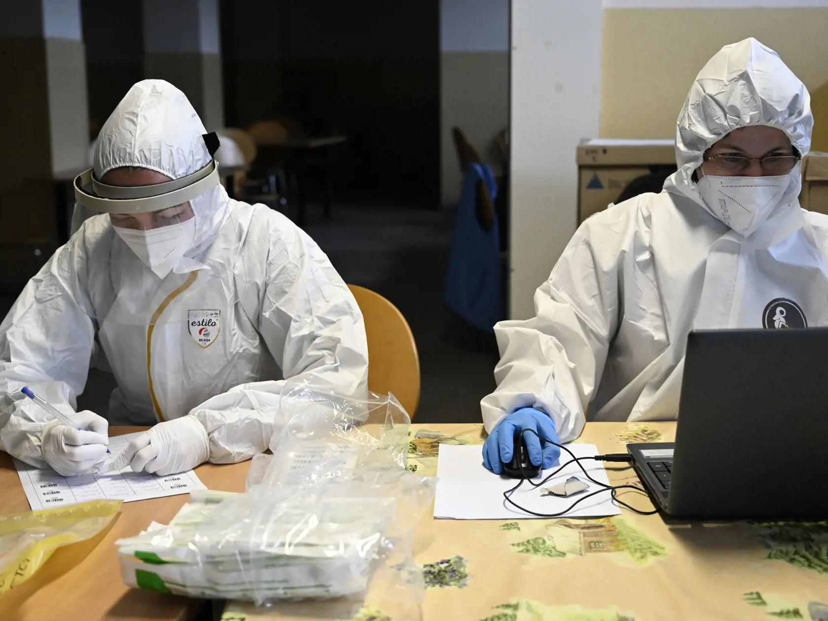 Na snímke testovanie PCR testami na prítomnosť ochorenia COVID-19 v rómskej osade v Trebišove 26. novembra 2021. FOTO TASR - Roman Hanc