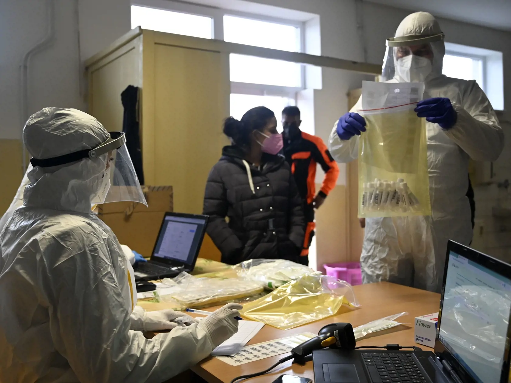 Na snímke testovanie PCR testami na prítomnosť ochorenia COVID-19 v rómskej osade v Trebišove 26. novembra 2021. FOTO TASR - Roman Hanc