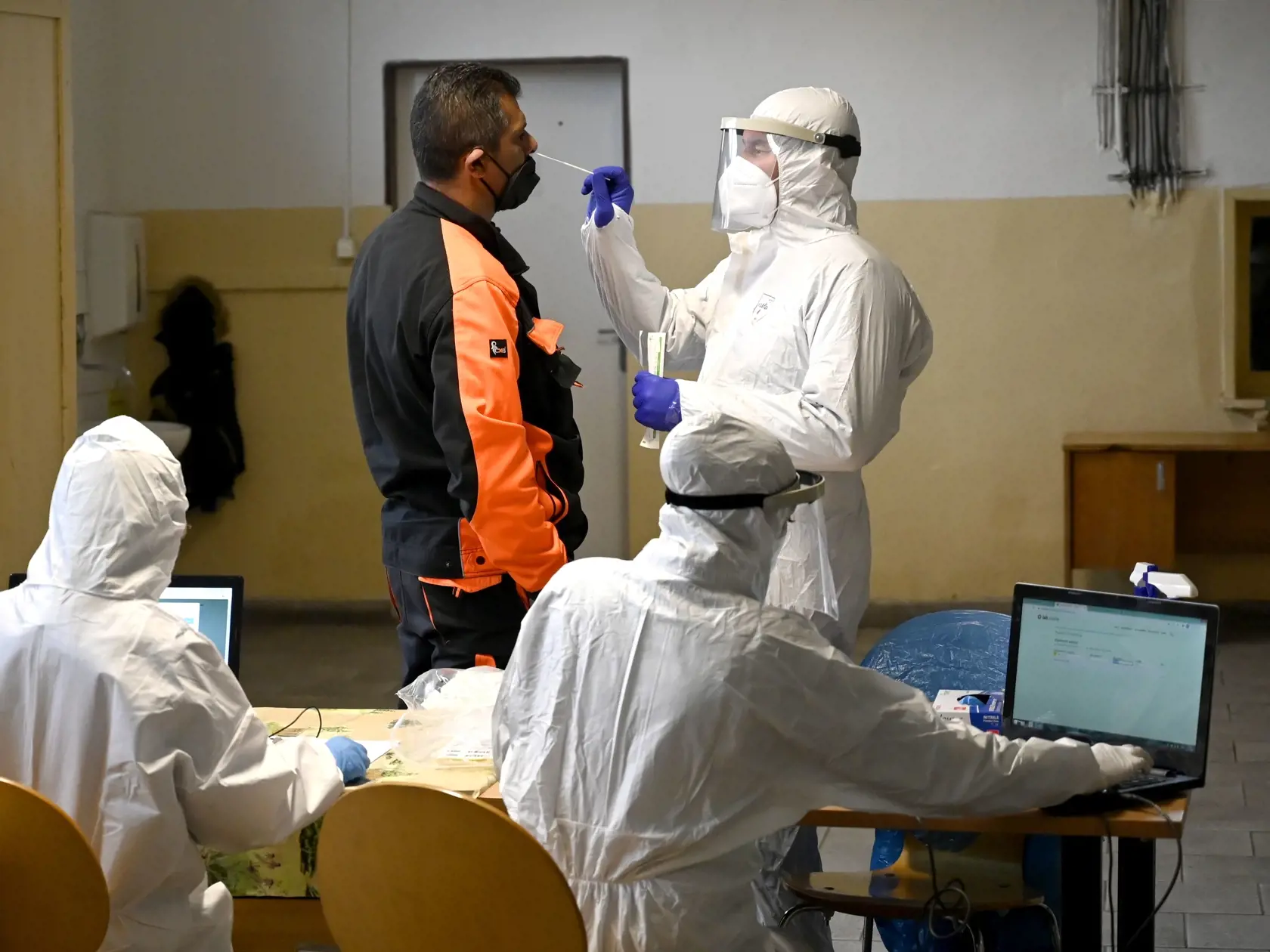 Na snímke testovanie PCR testami na prítomnosť ochorenia COVID-19 v rómskej osade v Trebišove 26. novembra 2021. FOTO TASR - Roman Hanc