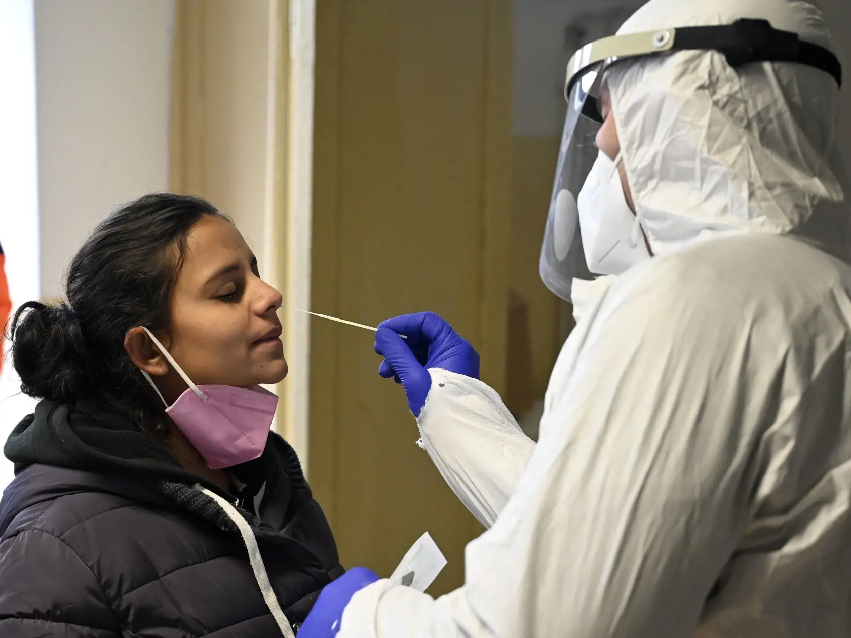 Na snímke testovanie PCR testami na prítomnosť ochorenia COVID-19 v rómskej osade v Trebišove 26. novembra 2021. FOTO TASR - Roman Hanc