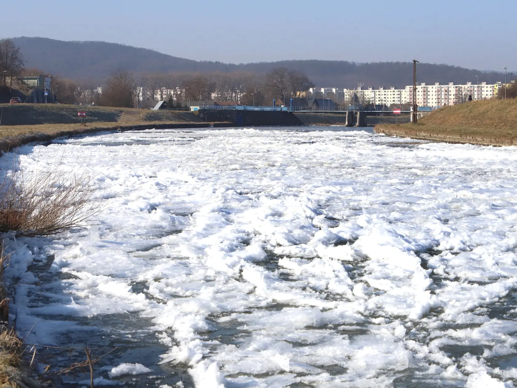 Ľad na rieke Hron vo Zvolene 20. februára 2025. FOTO TASR - Ján Krošlák
