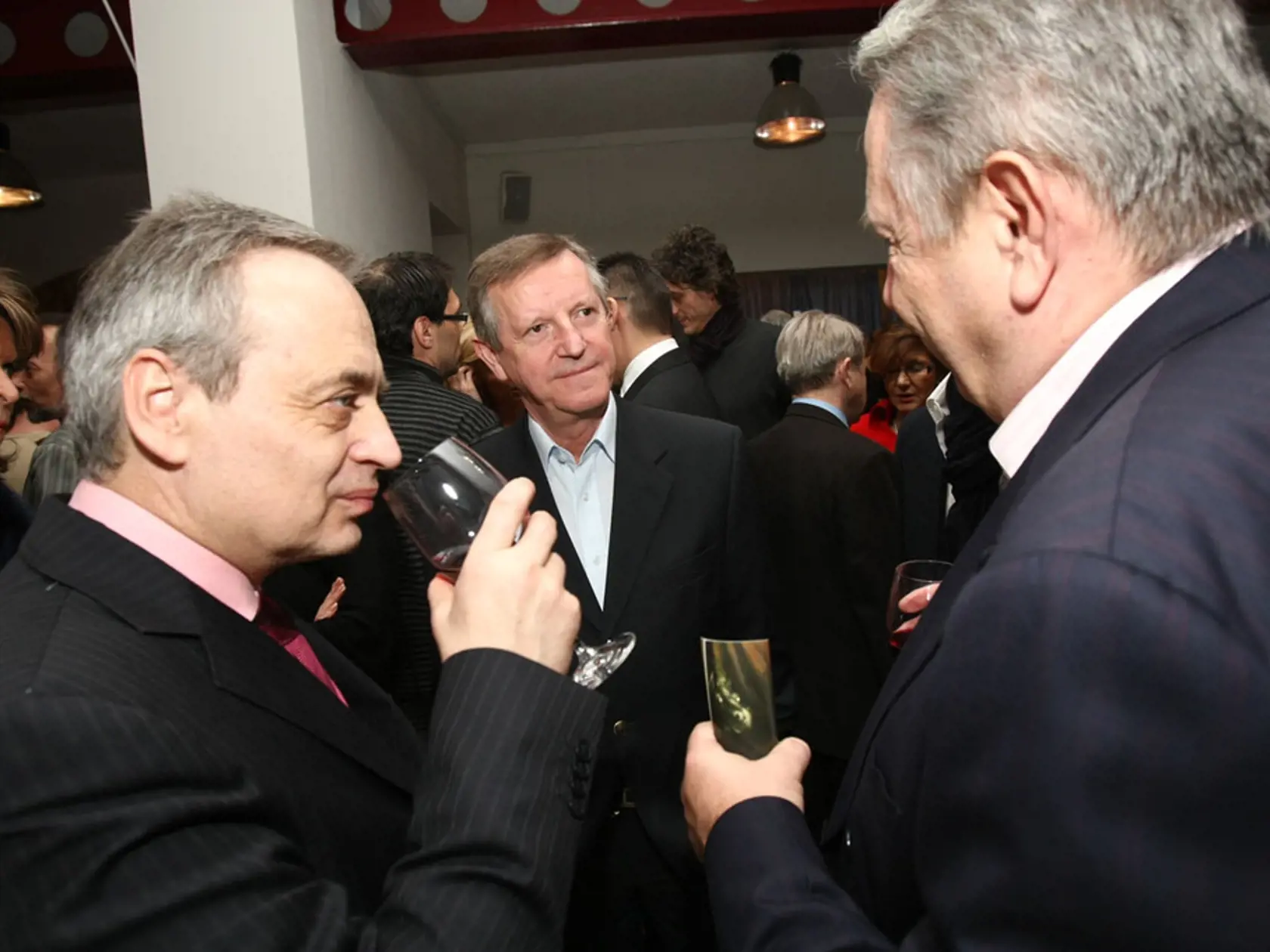 MILIONÁRSKY
KÚTIK: Po predstavení
sa pozhovárali podnikatelia
Ladislav Rehák
(sprava), Slavomír
Hatina aj advokát 
Ernest Valko. Foto: JÚLIUS DUBRAVAY