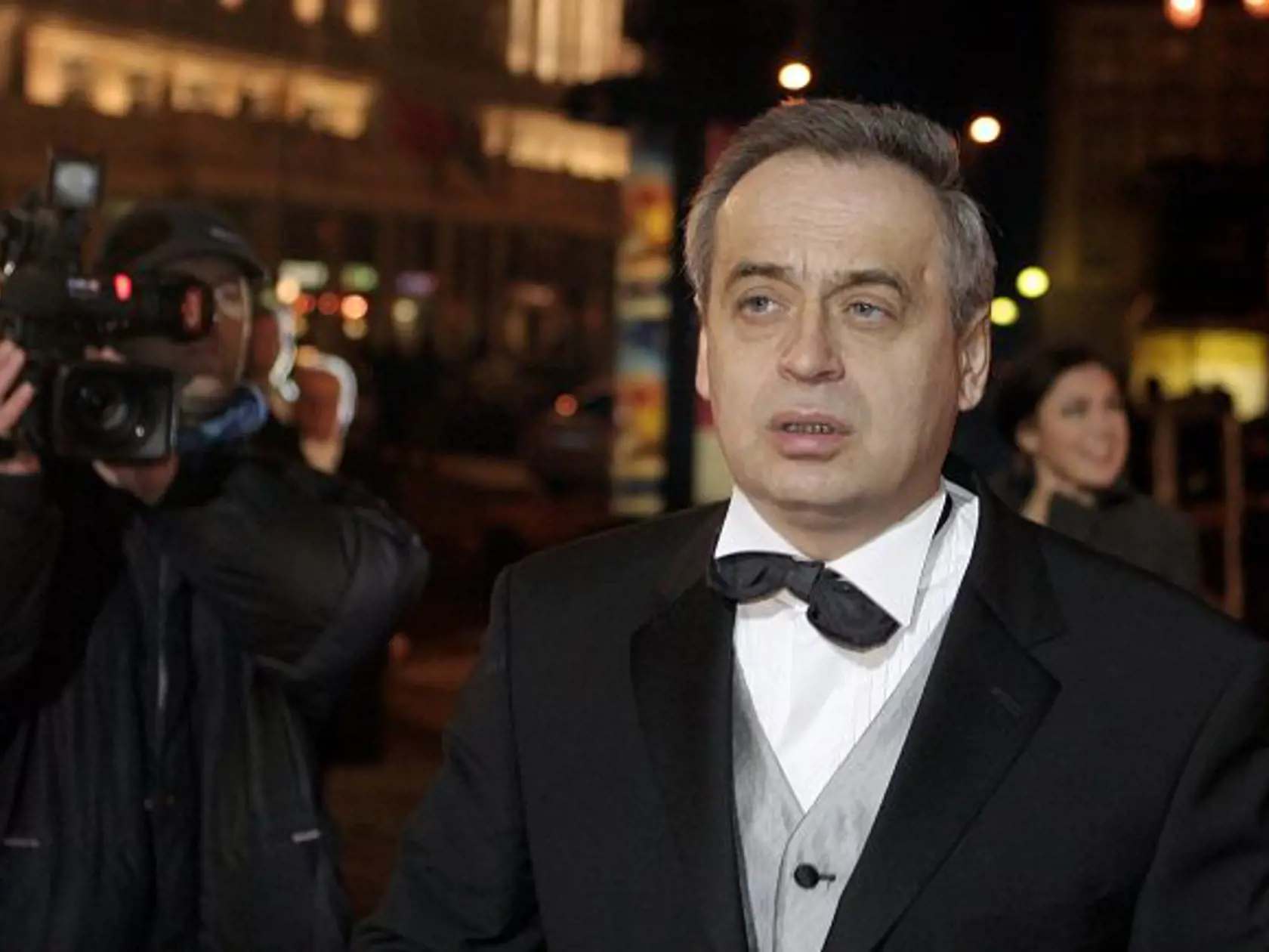 Advokát Ernest Valko prichádza na Ples v opere. V priestoroch Slovenského národného divadla (SND) sa 7. decembra konal  VI. Ples v opere. Priestory SND zaplnilo približne šessto pozvaných hostí z radov prominentov. Medzi osobnosami slovenského kultúrneho a politického života nechýbajú ani zahranièní hostia. Hostite¾om plesu je už tradiène spoloènos Orange Slovensko.   Foto: SITA/Tomáš Benedikoviè