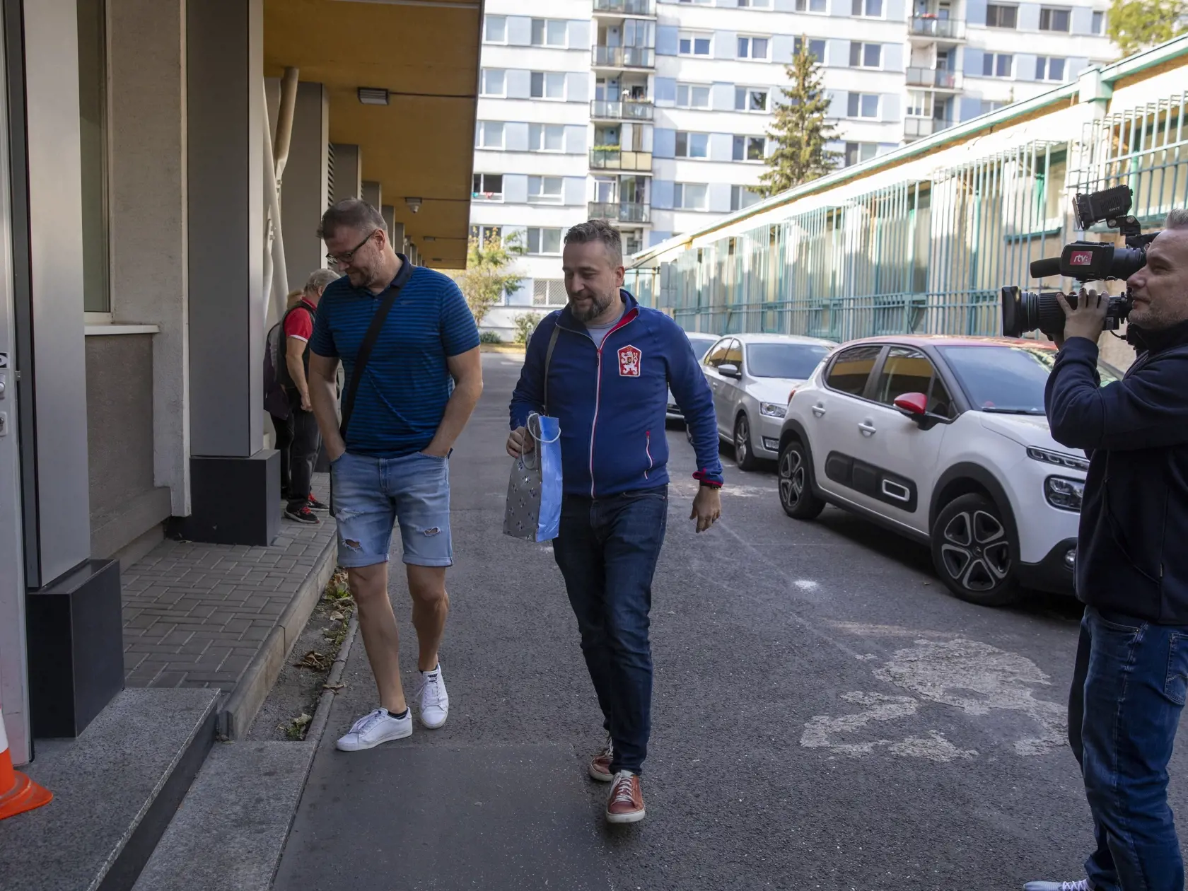 Na snímke je príchod členov Smeru-SD na povolebné jednanie.
Príchod Ľuboša Blahu.