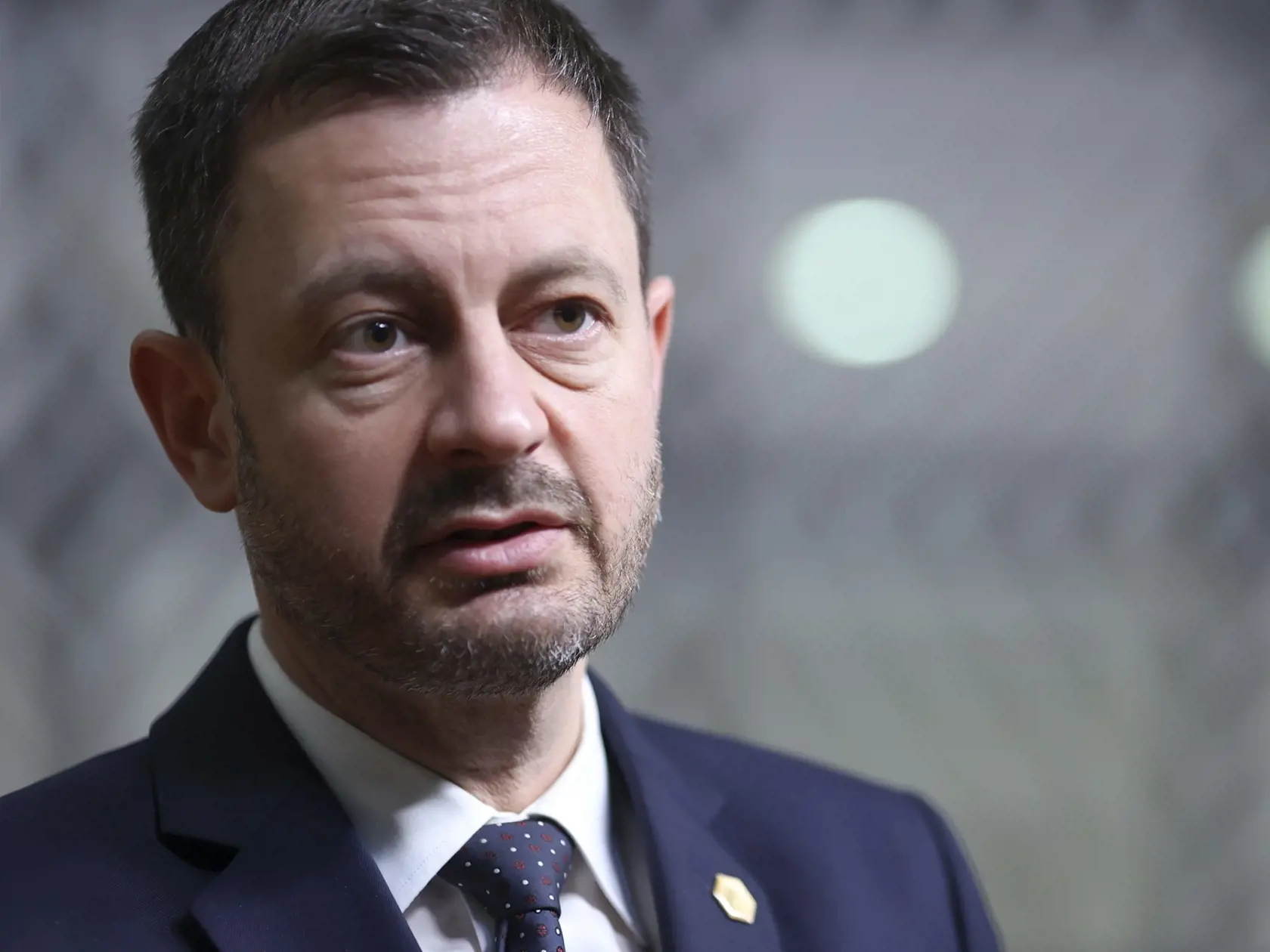 WA 16 Brusel - Premiér SR Eduard Heger odpovedá na otázky novinárov počas príchodu na summit EÚ v Bruseli vo štvrtok 16. decembra 2021. FOTO TASR/AP


Slovakia's Prime Minister Eduard Heger speaks with the media as he arrives for an EU Summit at the European Council building in Brussels, Thursday, Dec. 16, 2021.European Union leaders meet for a one-day summit Thursday that will center on Russia's military threat to neighbouring Ukraine and on ways to deal with the continuing COVID-19 crisis. (Ke
