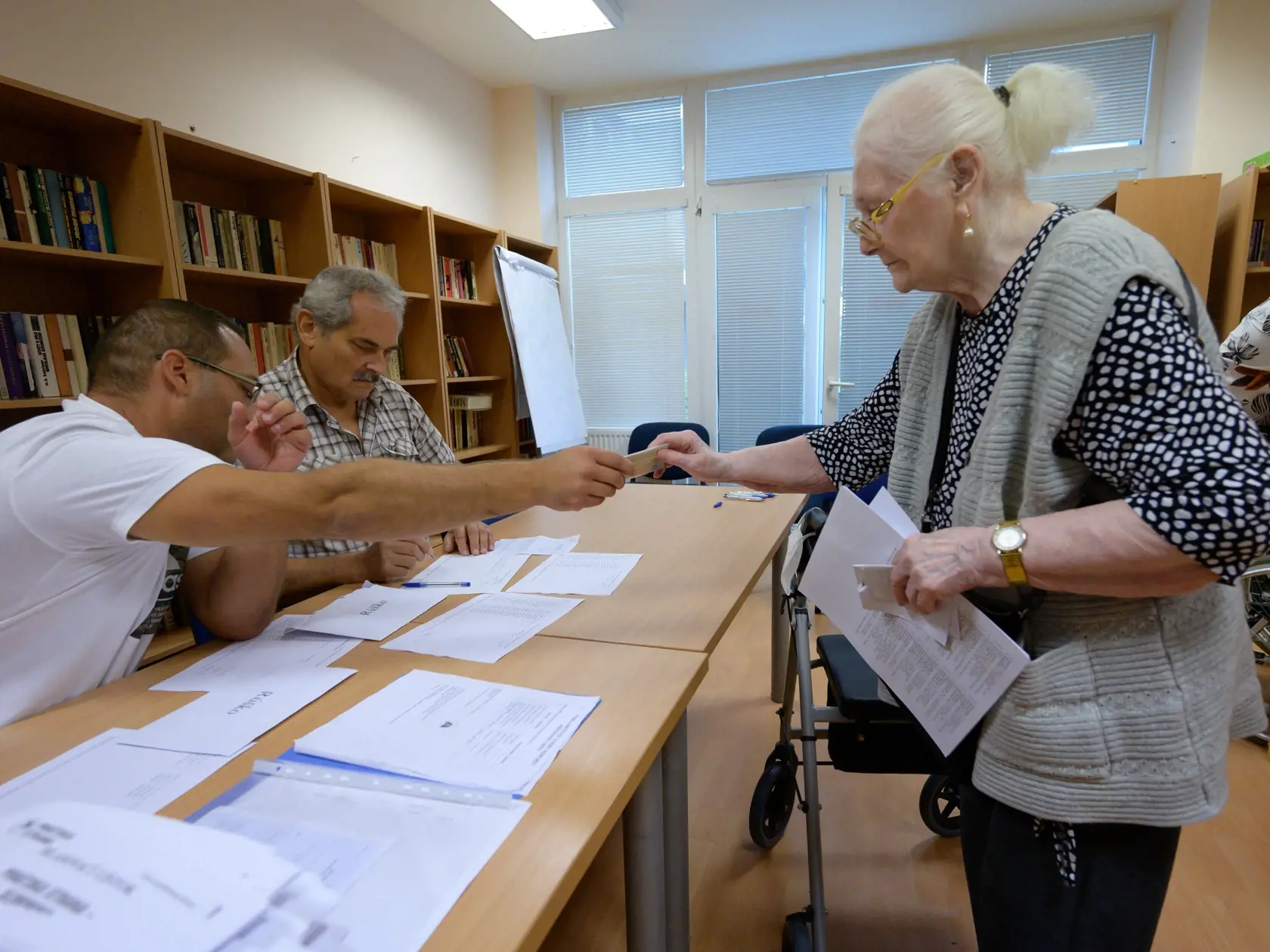 Na Slovensku sa dnes o 7.00 hod. začali v poradí štvrté predčasné a celkovo deviate parlamentné voľby v ére samostatnej SR. Na snímke volička vo volebnej miestnosti v Zariadení pre seniorov Zobor v Nitre 30. septembra 2023. FOTO TASR - Henrich Mišovič