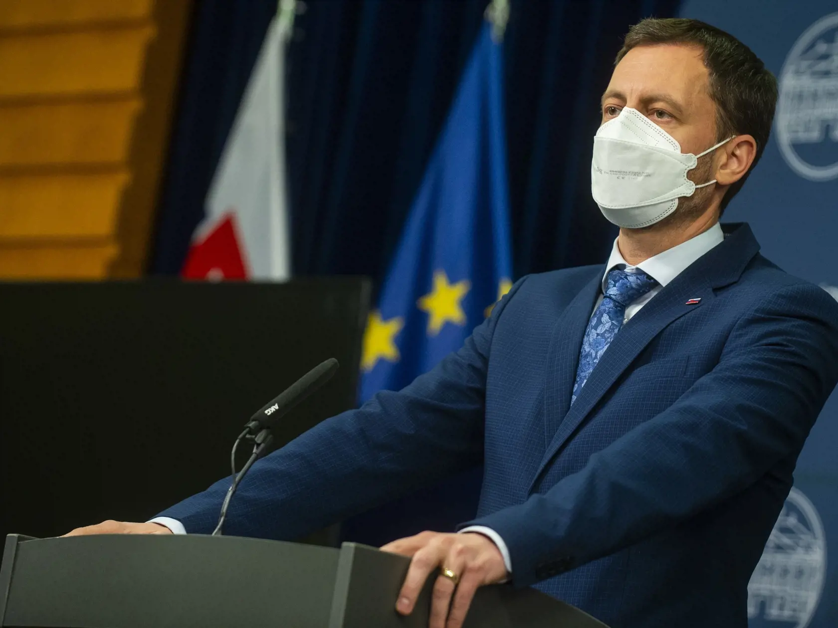 Na snímke predseda vlády SR Eduard Heger (OĽANO) počas tlačovej konferencie na tému Dobré správy nesmú zanikať 3. decembra 2021 v Bratislave. FOTO TASR - Jakub Kotian