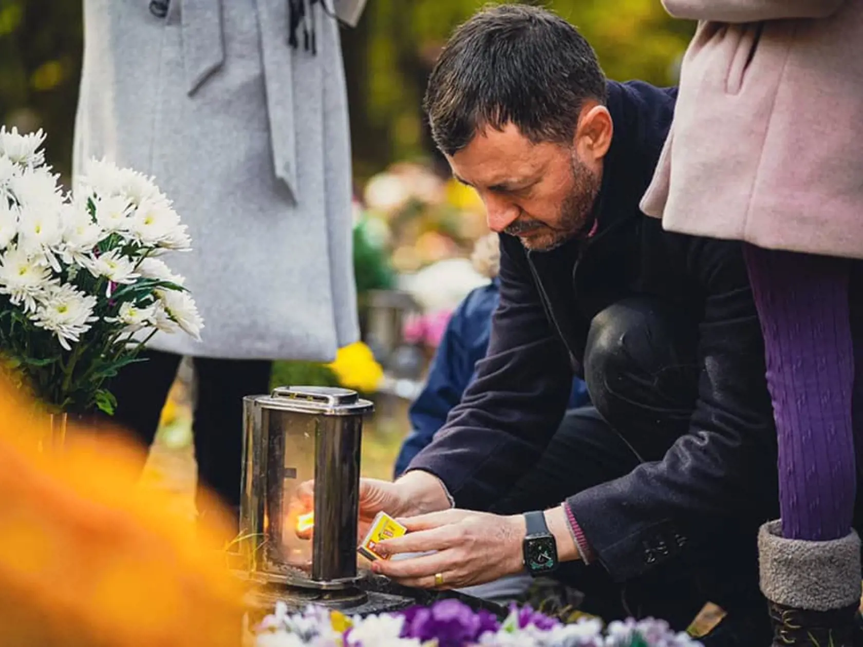 Premier Eduard Heger sviatky strávil s rodinou, spoločne išli navštíviť hroby zosnulých. "Žijeme v náročnej dobe, kedy sa v uponáhľanosti dní častokrát ani nedokážeme zastaviť. Prajem vám, aby tieto sviatky boli pre vás dňami pokoja a zamyslenia nad tým, čo je v živote to naozaj podstatné," napísal predseda vlády.