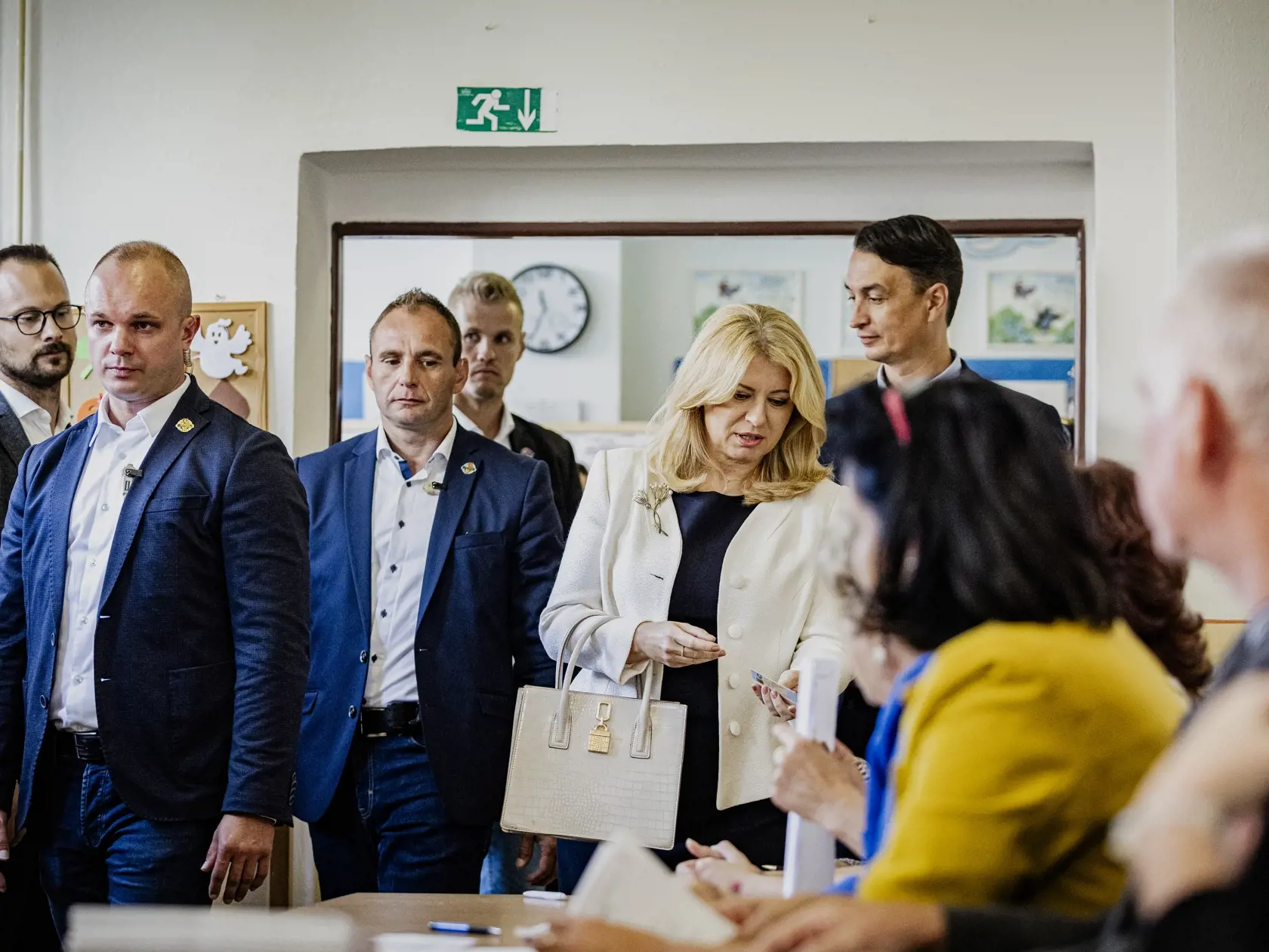 Prezidentka Slovenskej republiky Zuzana Čaputová odovzdala v sprievode svojho partnera Juraja Rizmana hlas v predčasných parlamentných voľbách 2023. Hlasovanie sa posunulo oproti pôvodnému plánu Prezidentky zhruba o hodinu z dôvodu preverovania osoby, ktorá sa nachádzala vo volebnej miestnosti.