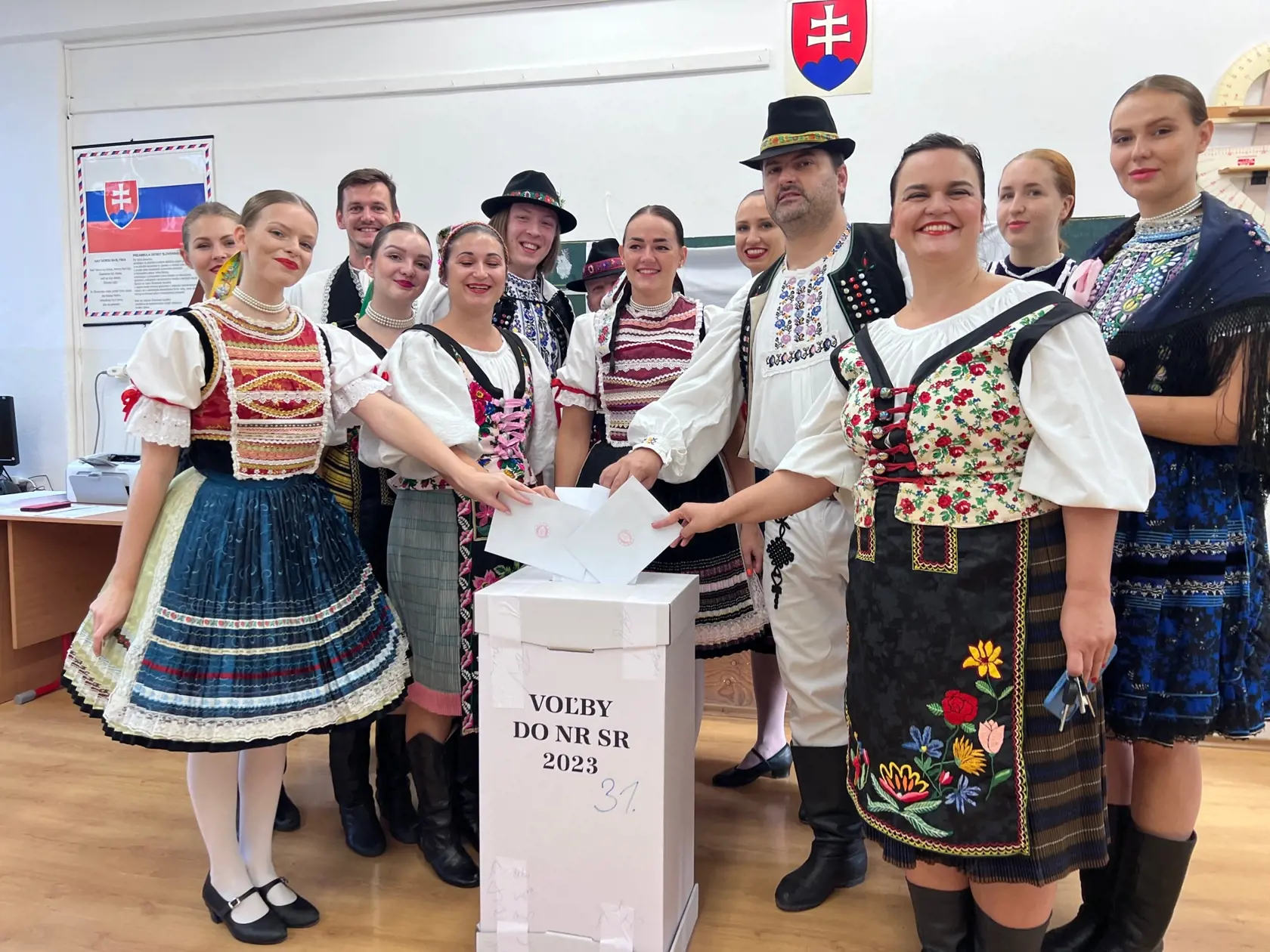 Na Slovensku sa dnes o 7.00 hod. začali v poradí štvrté predčasné a celkovo deviate parlamentné voľby v ére samostatnej SR. Na snímke Slovenskí Rebeli z Komárna prišli voliť v krojoch z rôznych regiónov Slovenska vo volebnej miestnosti v Komárne.