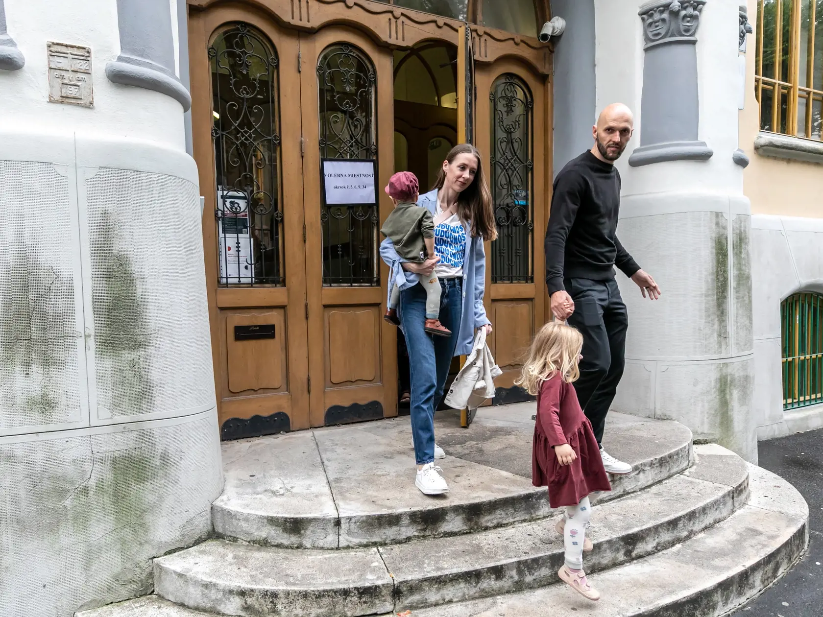 Na snímke Michal Truban s rodinou na predčasných voľbách do NRSR 2023. 
