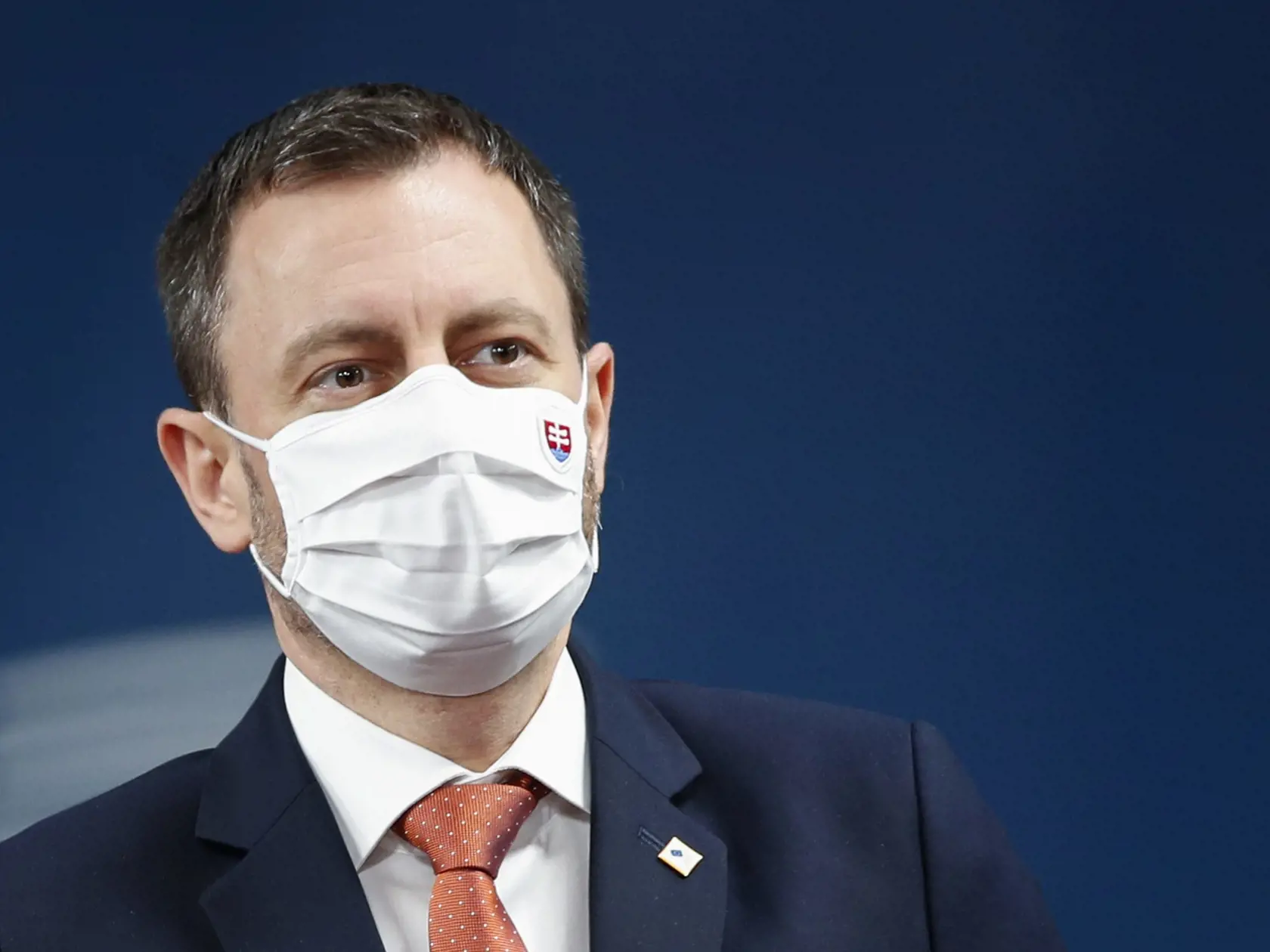 Politológ Tomáš Koziak dopĺňa, že pritvrdenie Hegera v správaní je zmenou k lepšiemu a dúfa, že mu to vydrží čo najdlhšie: „Lebo obojakých vyjadrení tu už bolo dosť a situáciu treba riešiť, možno ráznejším spôsobom, nič iné tu nepomôže."