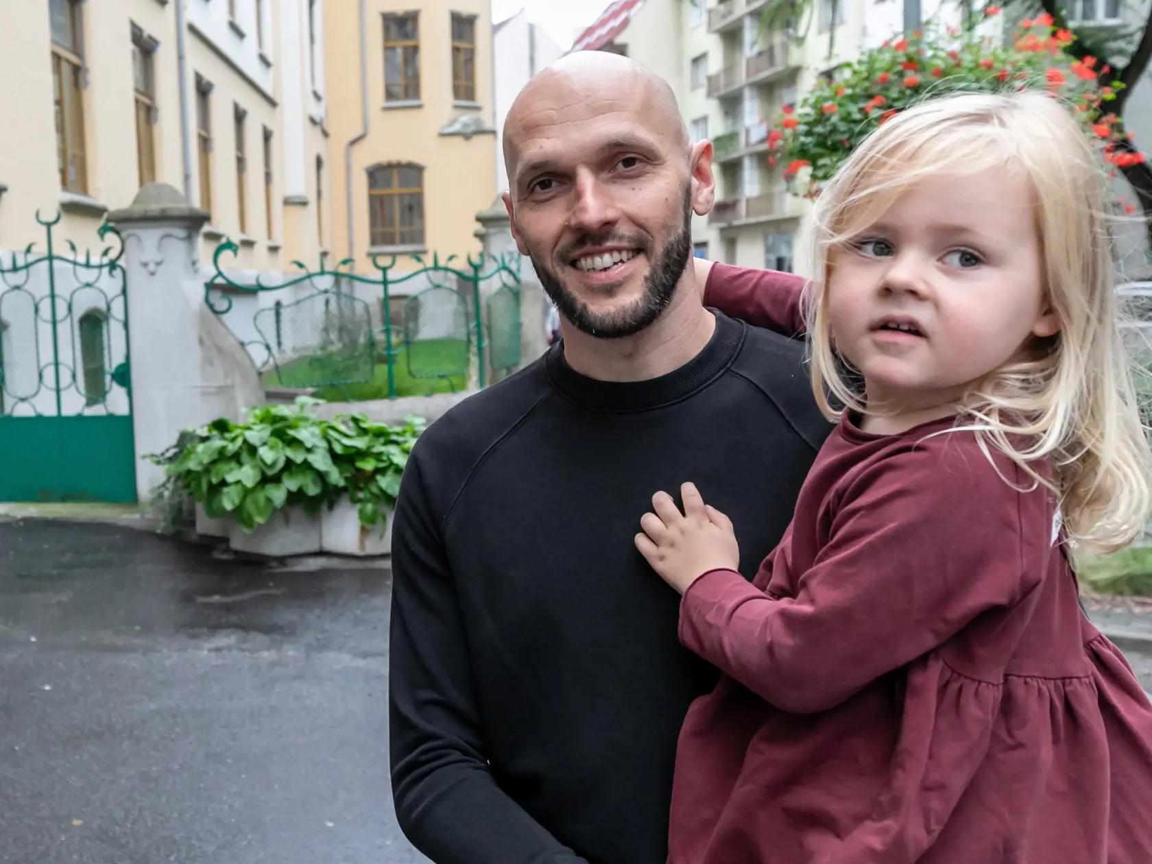 Na snímke Michal Truban s dcérou na predčasných voľbách do NRSR 2023. 
