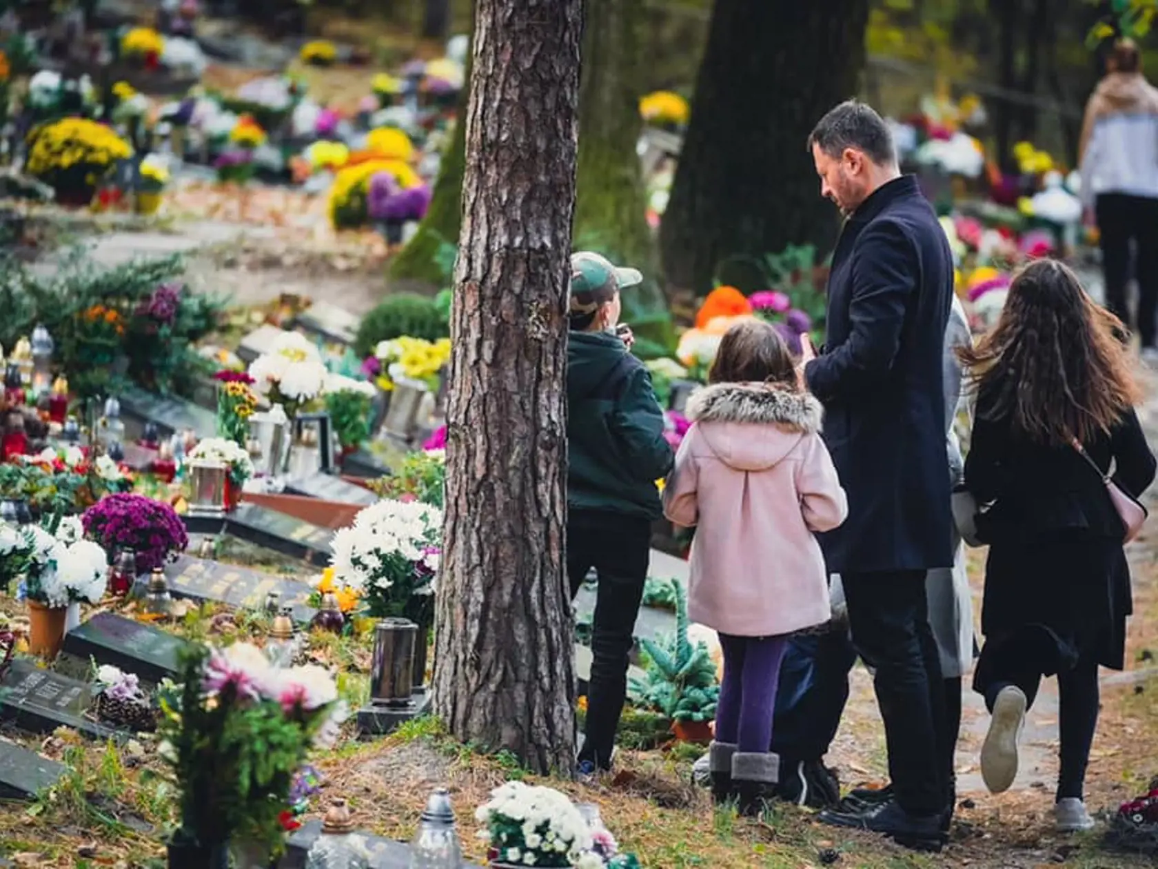Premier Eduard Heger sviatky strávil s rodinou, spoločne išli navštíviť hroby zosnulých. "Žijeme v náročnej dobe, kedy sa v uponáhľanosti dní častokrát ani nedokážeme zastaviť. Prajem vám, aby tieto sviatky boli pre vás dňami pokoja a zamyslenia nad tým, čo je v živote to naozaj podstatné," napísal predseda vlády.