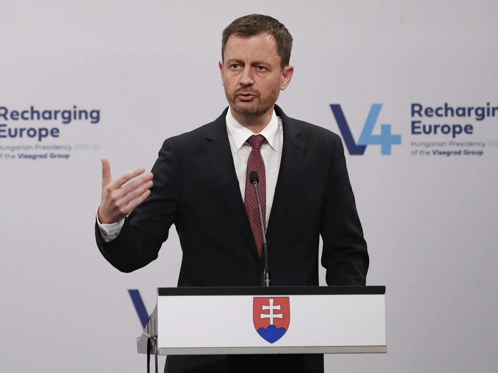 KK46 Budapešť - Na snímke slovenský premiér Eduard Heger hovorí počas tlačovej konferencie po summite predsedov vlád V4 a francúzskeho prezidenta Emmanuela Macrona v Budapešti v pondelok 13. decembra 2021. FOTO TASR/AP
Slovakia's Prime Minister Eduard Heger gestures during joint statements with French President Emmanuel Macron, Hungarian Prime Minister Viktor Orban, Poland's Prime Minister Mateusz Morawiecki and Czech Republic's Prime Minister Andrej Babis after a meeting of central Europe's inf