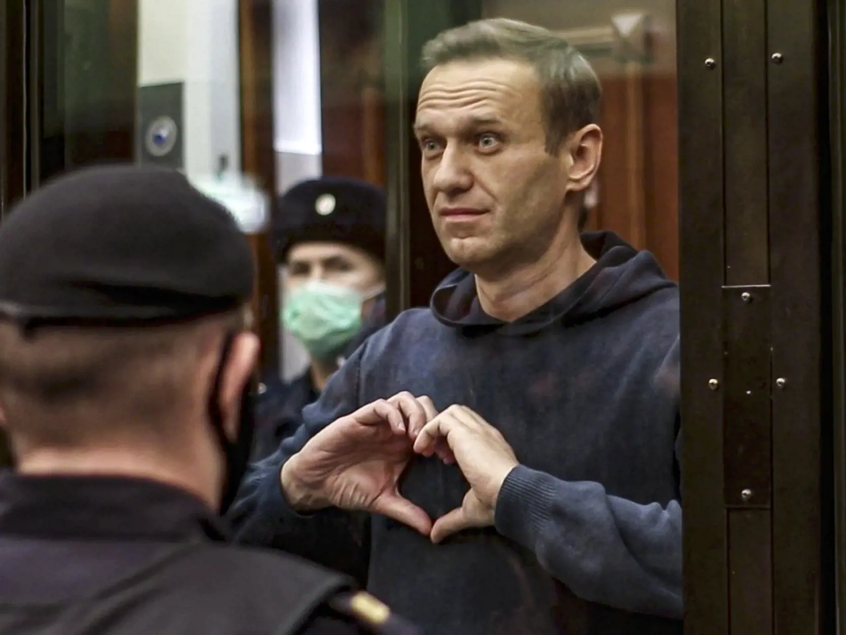 Ruský opozičný líder Alexej Navaľnyj ukazuje s rukami tvar srdca na súde 2. februára 2021 v Moskve.