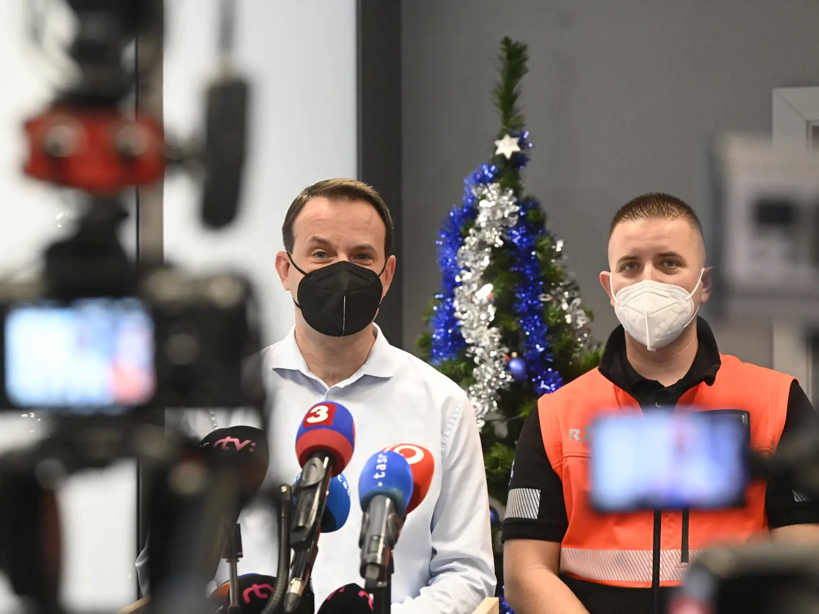 Na snímke zľava predseda Asociácia dopravnej zdravotnej služby (ADZS) Michal Bahelka a vedúci Dopravnej zdravotnej služby (DZS) Ondrej Kosa počas brífingu s novinármi 21. decembra 2021 v Trenčíne. ADZS považuje nezaradenie vodičov dopravnej zdravotnej služby (DZS) a záchrannej zdravotnej služby (ZZS) do skupiny oprávnených poberateľov odmeny pre zdravotníckych pracovníkov vo výške 350 eur za diskriminačné. FOTO TASR - Radovan Stoklasa