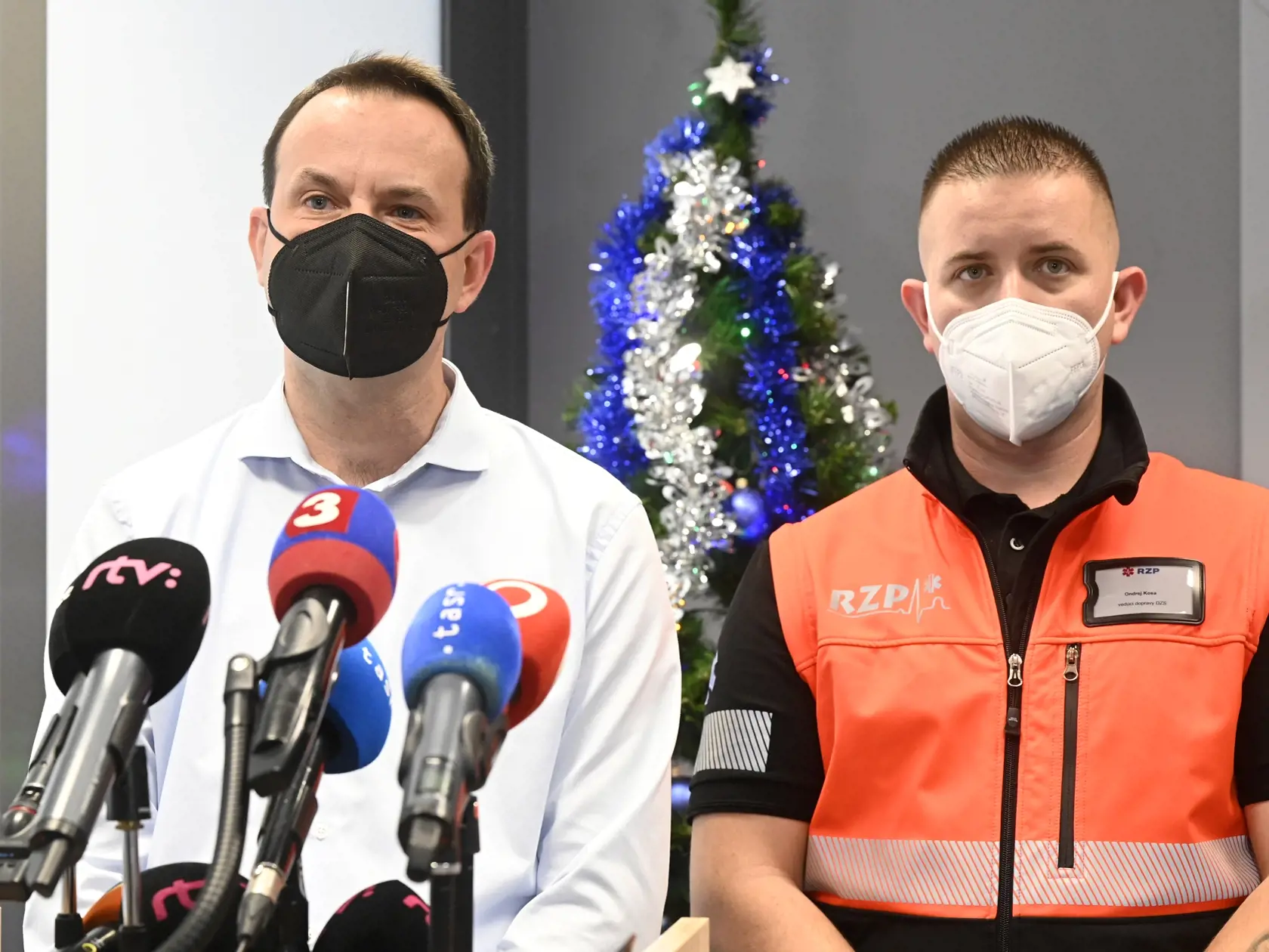 Na snímke zľava predseda Asociácia dopravnej zdravotnej služby (ADZS) Michal Bahelka a vedúci Dopravnej zdravotnej služby (DZS) Ondrej Kosa počas brífingu s novinármi 21. decembra 2021 v Trenčíne. ADZS považuje nezaradenie vodičov dopravnej zdravotnej služby (DZS) a záchrannej zdravotnej služby (ZZS) do skupiny oprávnených poberateľov odmeny pre zdravotníckych pracovníkov vo výške 350 eur za diskriminačné. FOTO TASR - Radovan Stoklasa