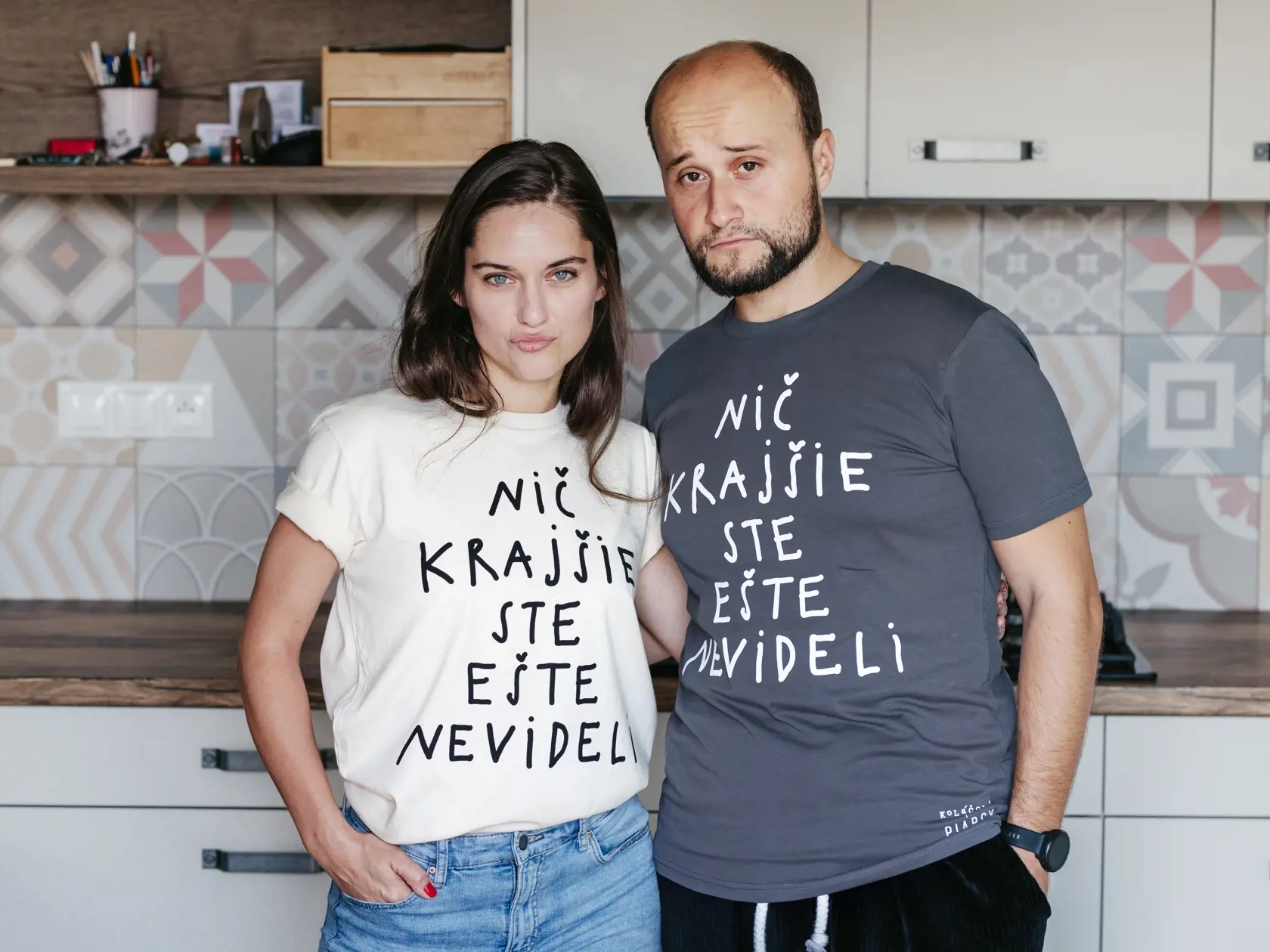 K filmu Piargy vytvorila Kristína Tormová tričká, ktoré Judit (Juliša) a Daniel Fischer (Martin) s radosťou nosia.