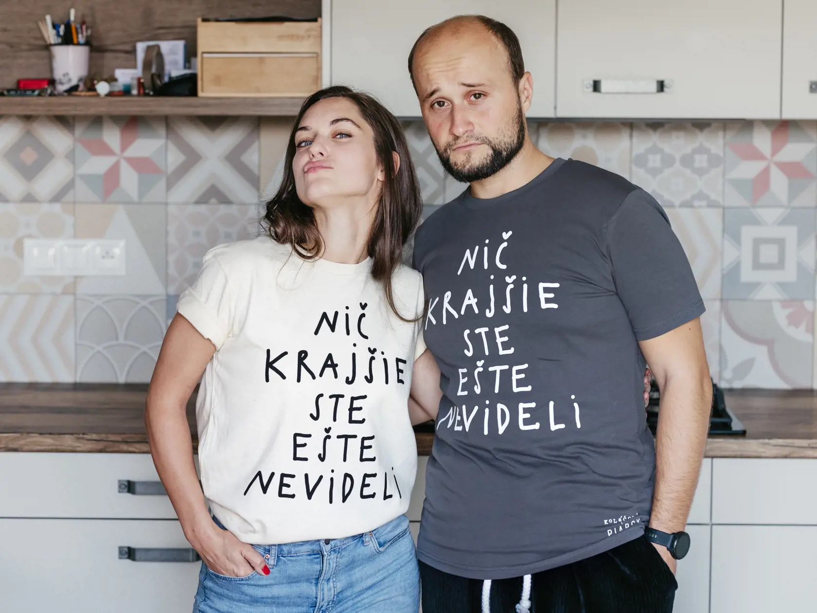 K filmu Piargy vytvorila Kristína Tormová tričká, ktoré Judit (Juliša) a Daniel Fischer (Martin) s radosťou nosia.